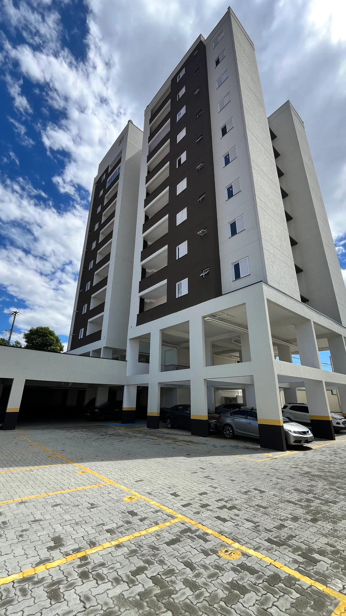 Apartamento no Edifício Santiago em Pindamonhangaba com localização privilegiada