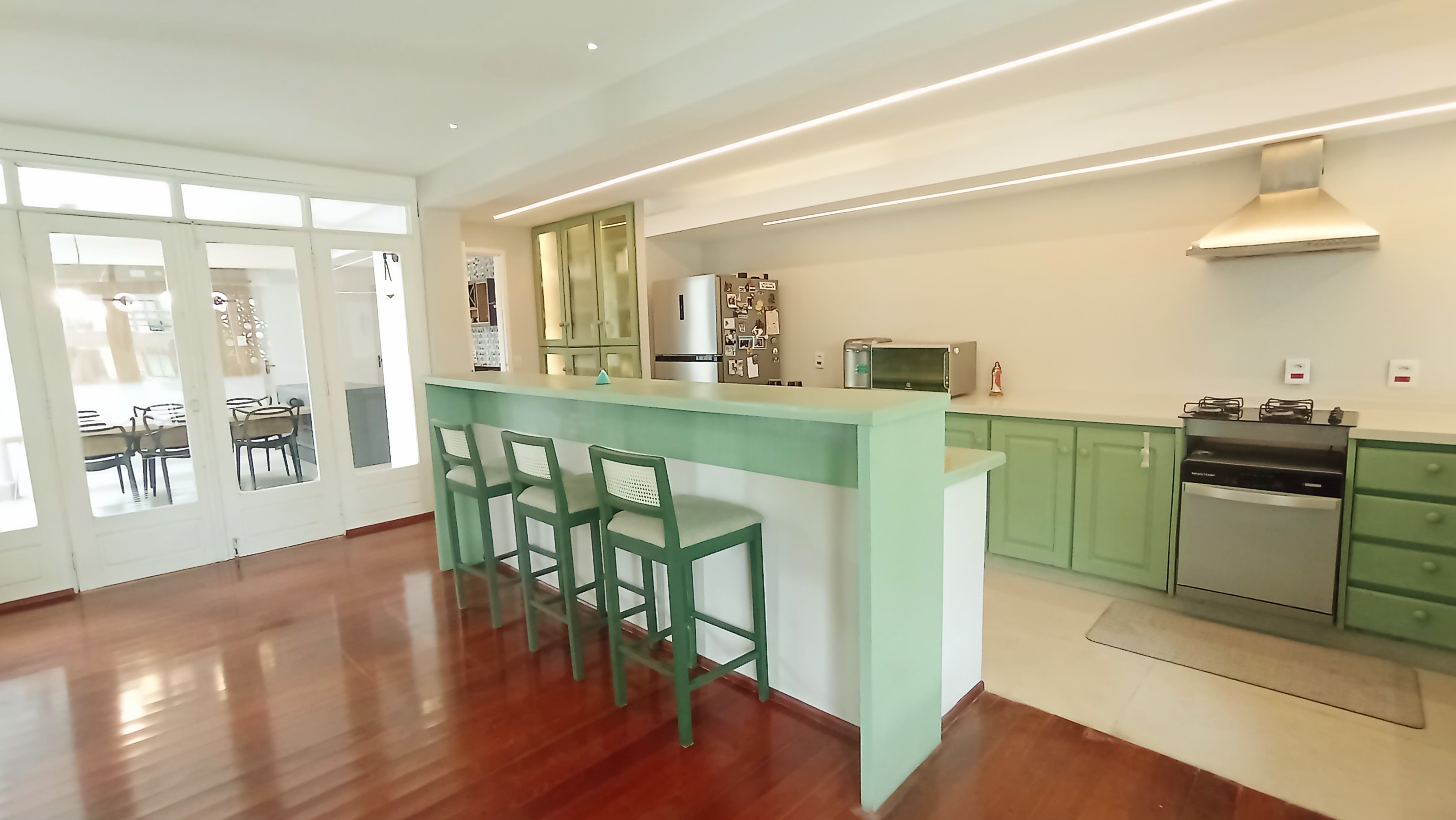 Casa à venda com 3 dormitórios no Condomínio Portal do Sol em Tremembé/SP.