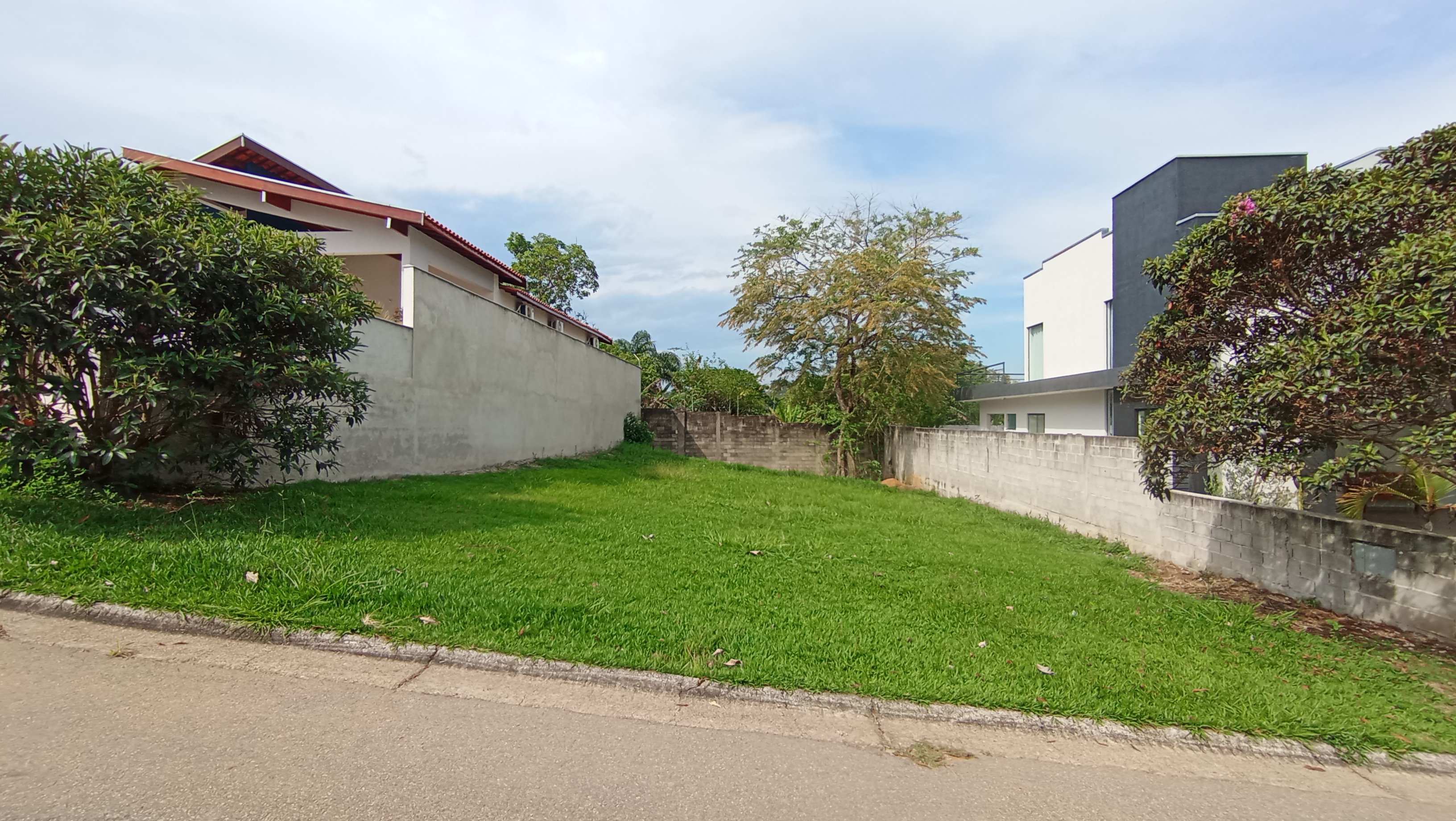 Terreno à venda com 407 m² no Condomínio Reserva dos Lagos e Pindamonhangaba/SP.