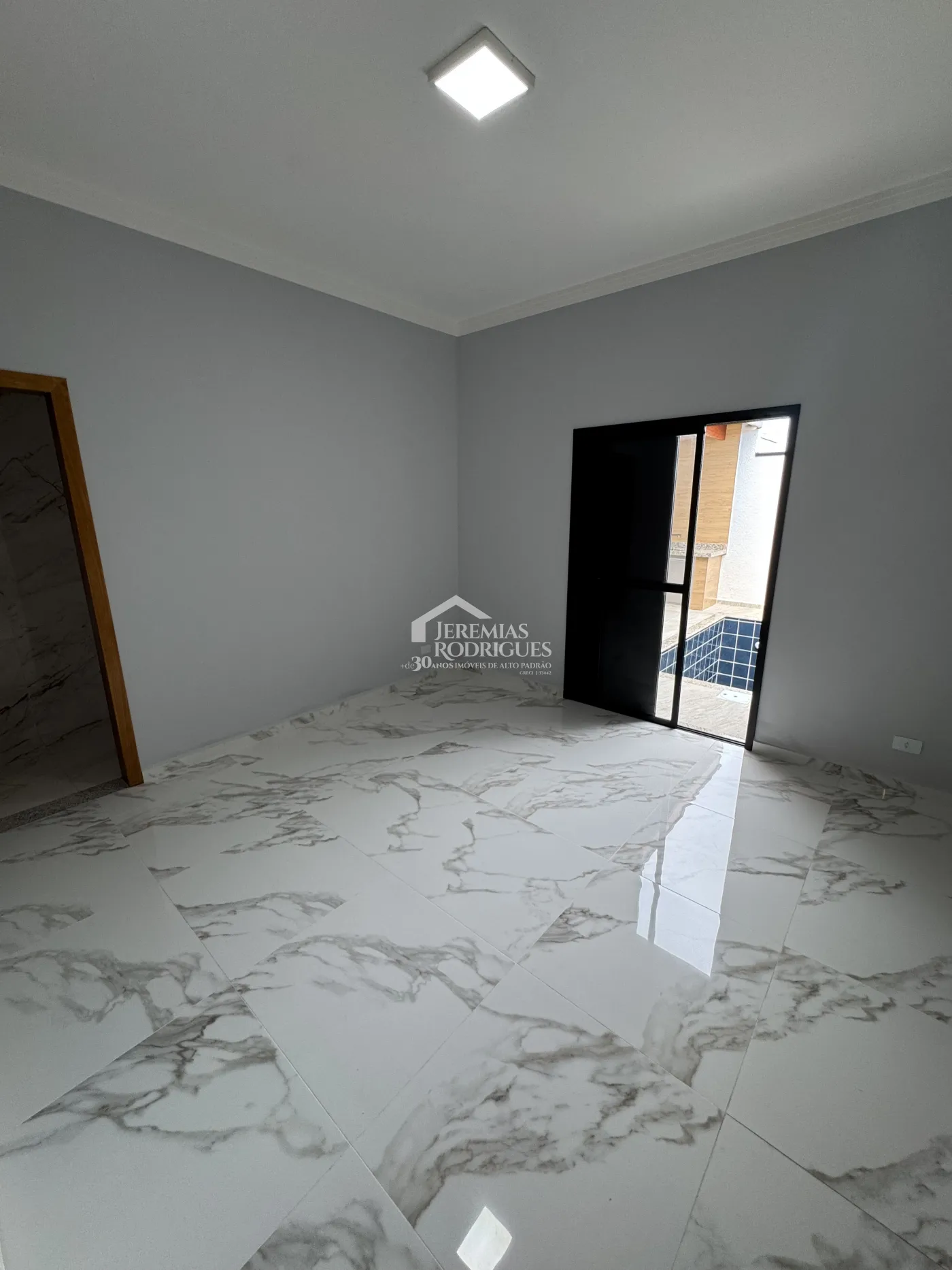 Casa à venda com 3 dormitórios no Condomínio Residencial Laguna em Pindamonhangaba/SP.