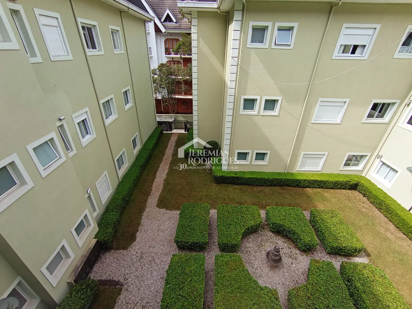 Apartamento duplex à venda com 4 suítes, 401 m² no Condomínio Chateau D Amboise em Campos do Jordão/SP.