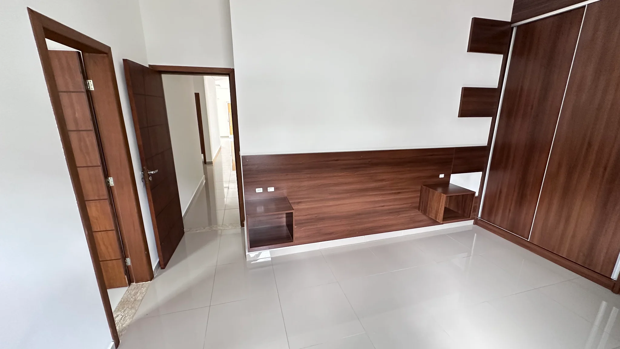 Casa para locação e venda no Condomínio Reserva dos Lagos em Pindamonhangaba/SP.