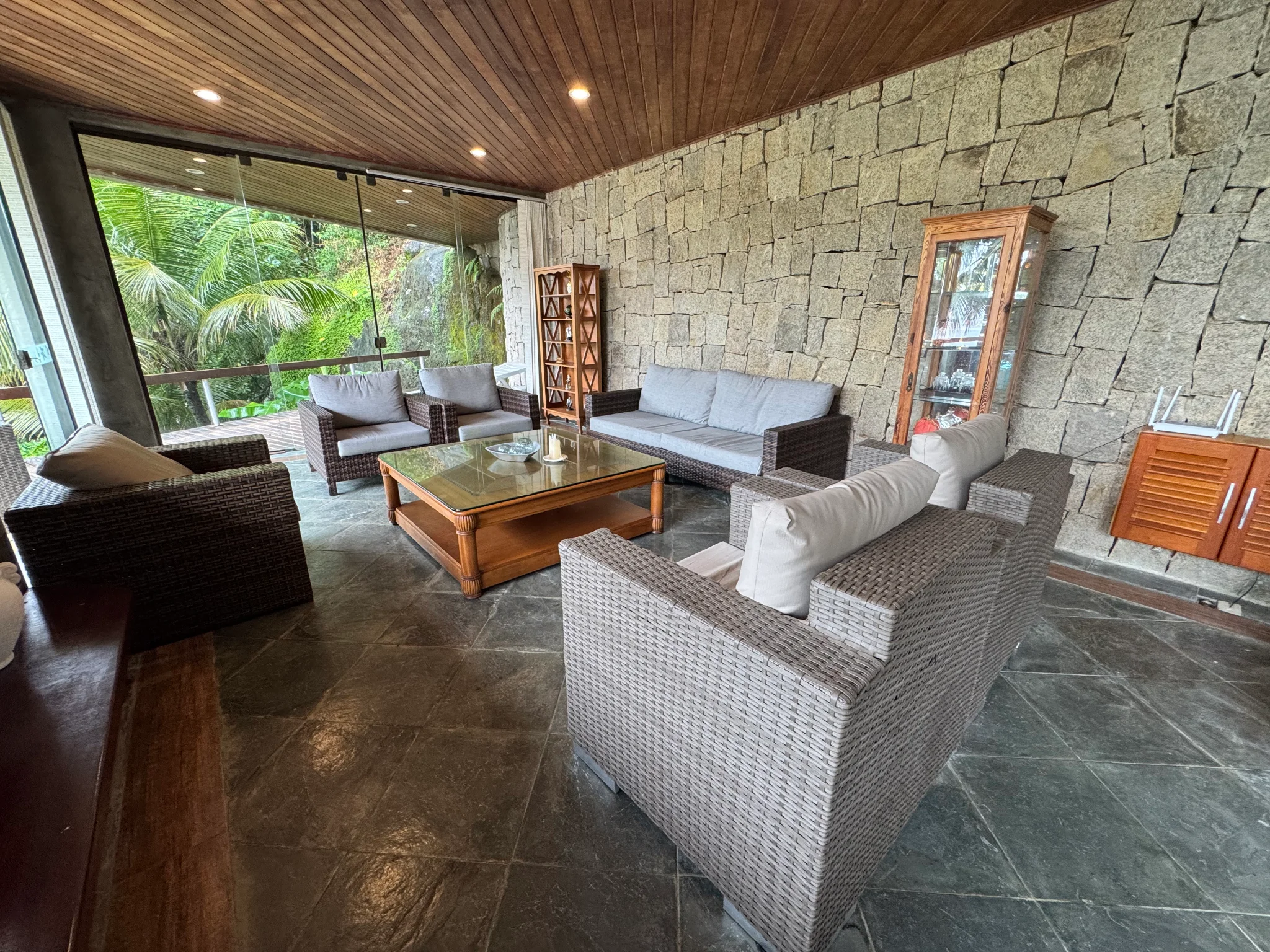 Casa à venda com 5 dormitórios no Condomínio Ponta das Toninhas em Ubatuba/SP. 