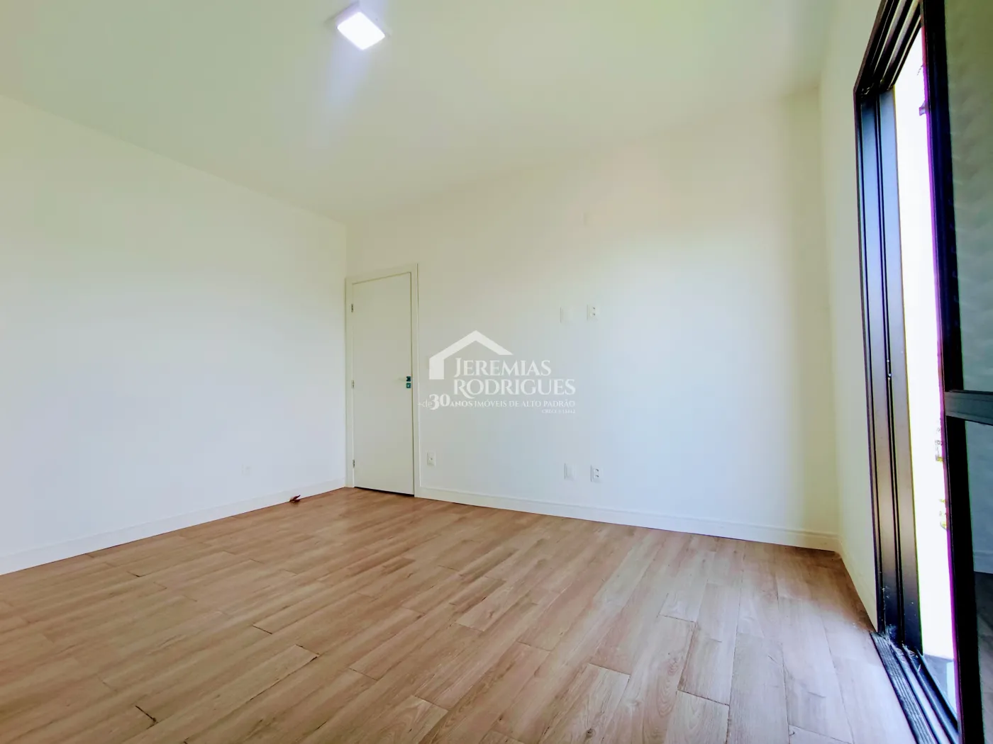 Casa assobradada à venda com 3 suítes no Condomínio Cyrela Landscape em Taubaté/SP.