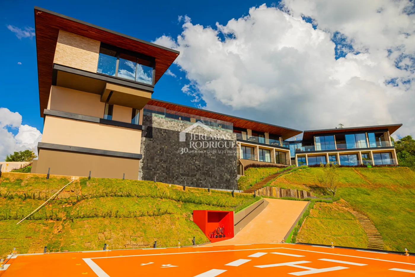 Mansão à venda com 11 suítes no Condomínio Gran Ville em Campos do Jordão/SP.