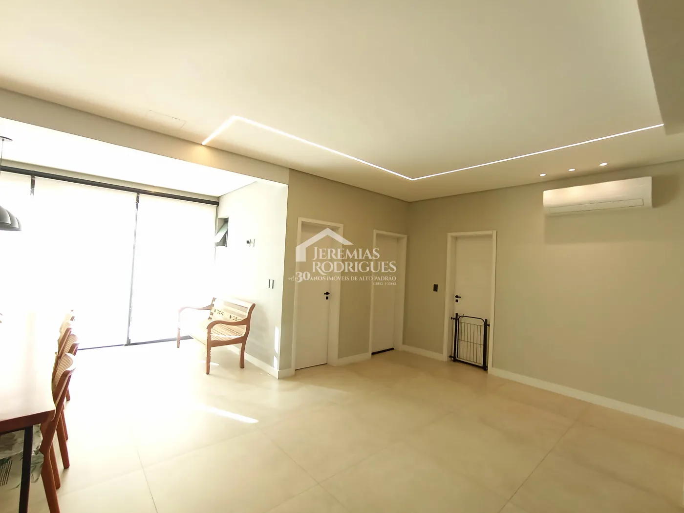 Casa à venda com 5 dormitórios no Condomínio Reserva dos Lagos em Pindamonhangaba/SP.