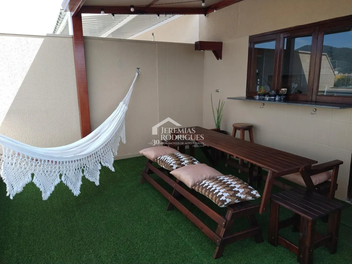 Cobertura duplex à venda com 2 dormitórios, 113 m² no Condomínio Sol Tropical em Ubatuba/SP.