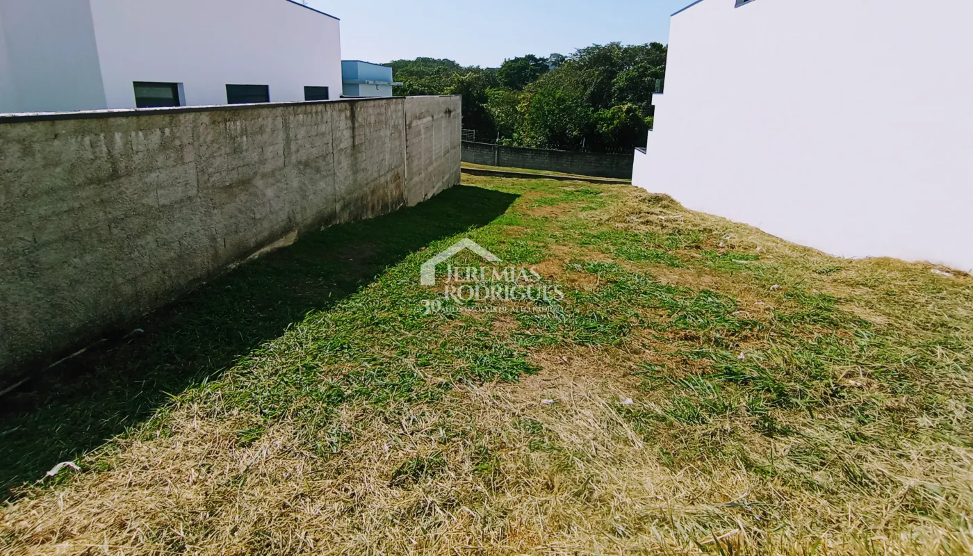 Terreno à venda com 332 m² no Condomínio Parque das Araucárias, em Tremembé/SP.
