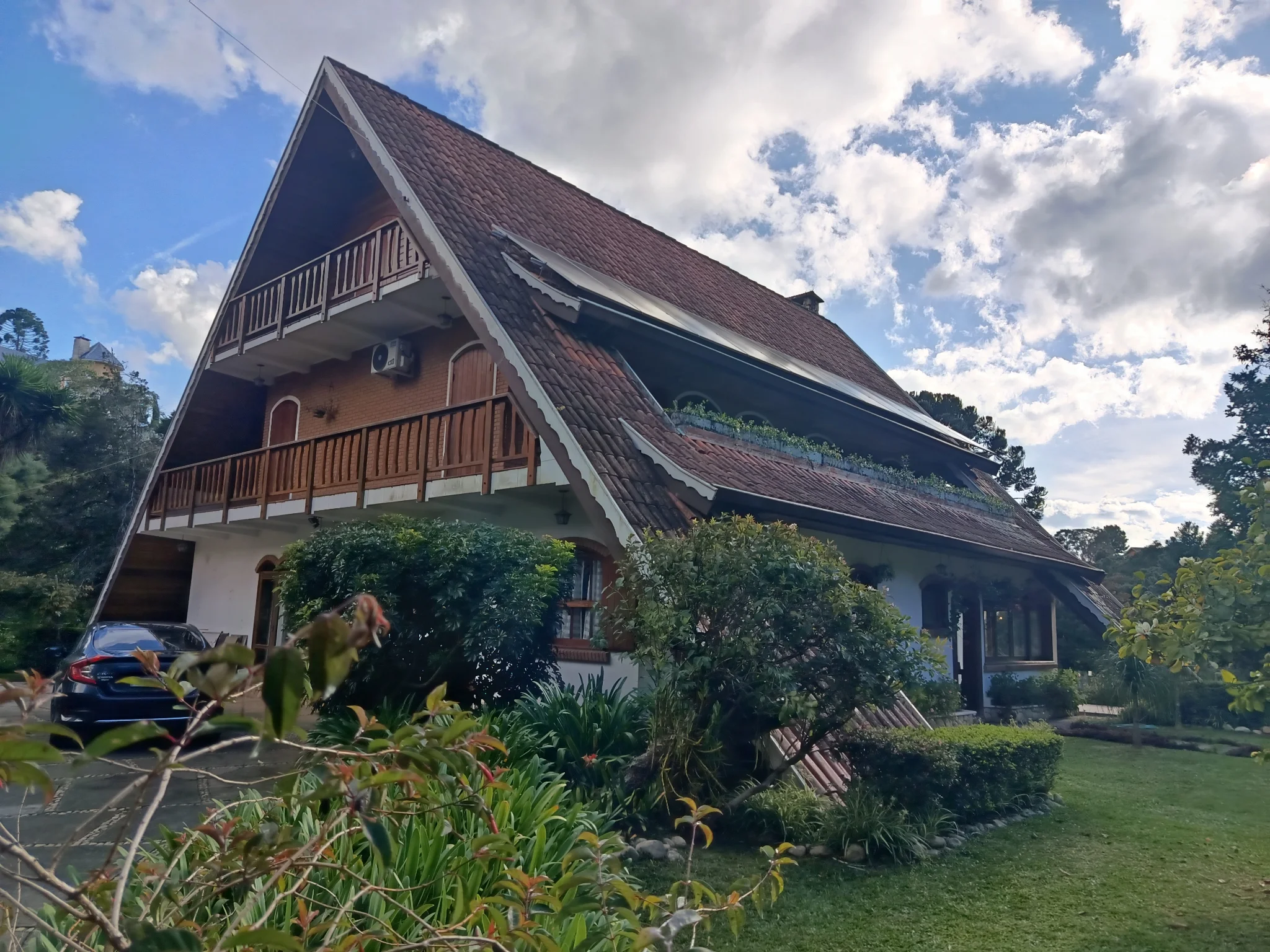 Casa à venda com 4 suítes no Alto do Capivari em Campos do Jordão/SP.