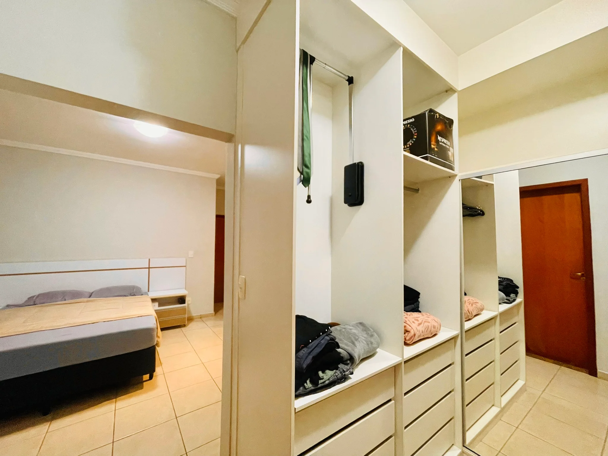 Casa à venda com 4 dormitórios no Condomínio Colonial Village I em Pindamonhangaba/SP. 