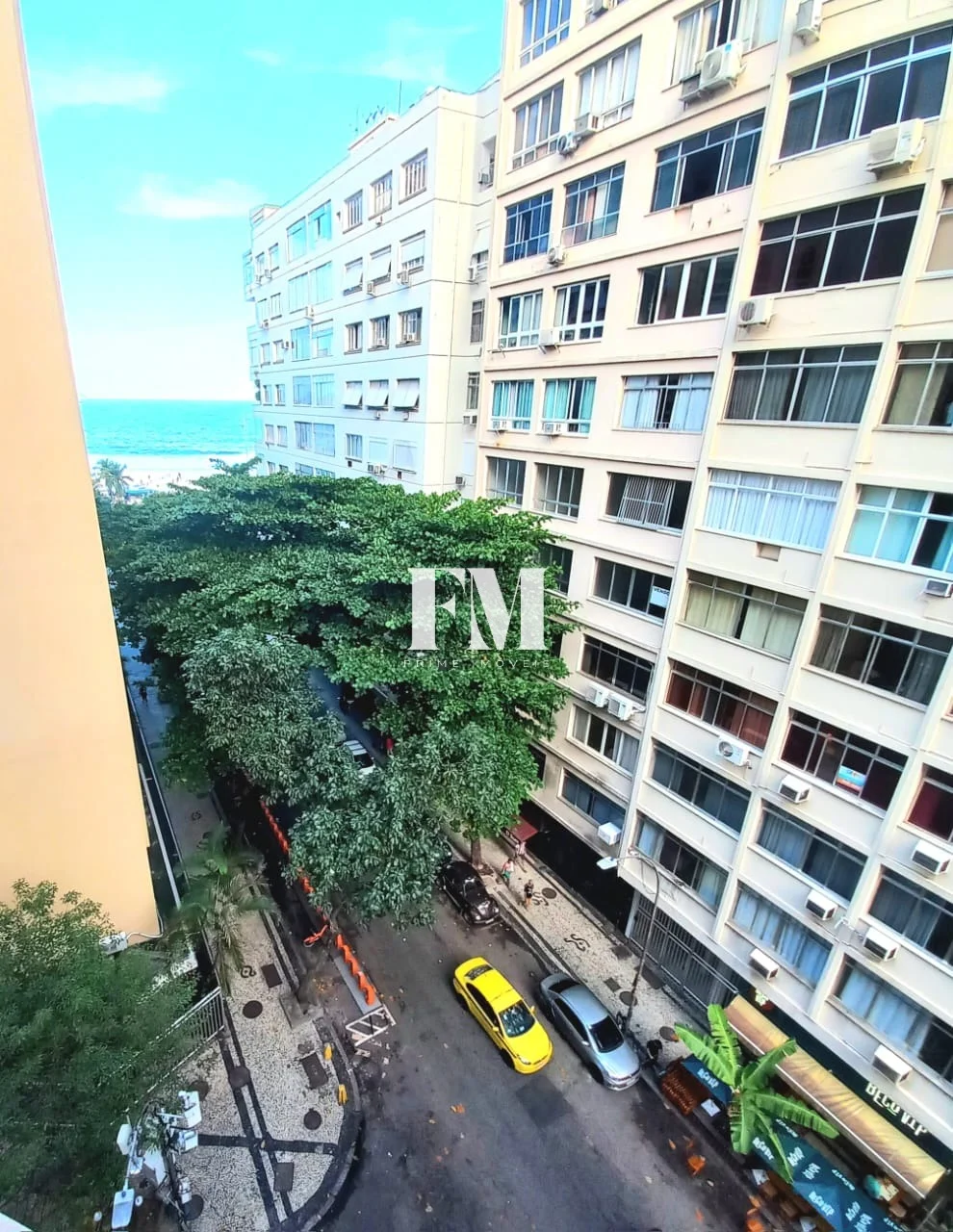 Copacabana | Rua Domingos Ferreira | Original 4 Quartos | 210m² com Varanda, Vaga e Próximo à Praia e ao Metrô