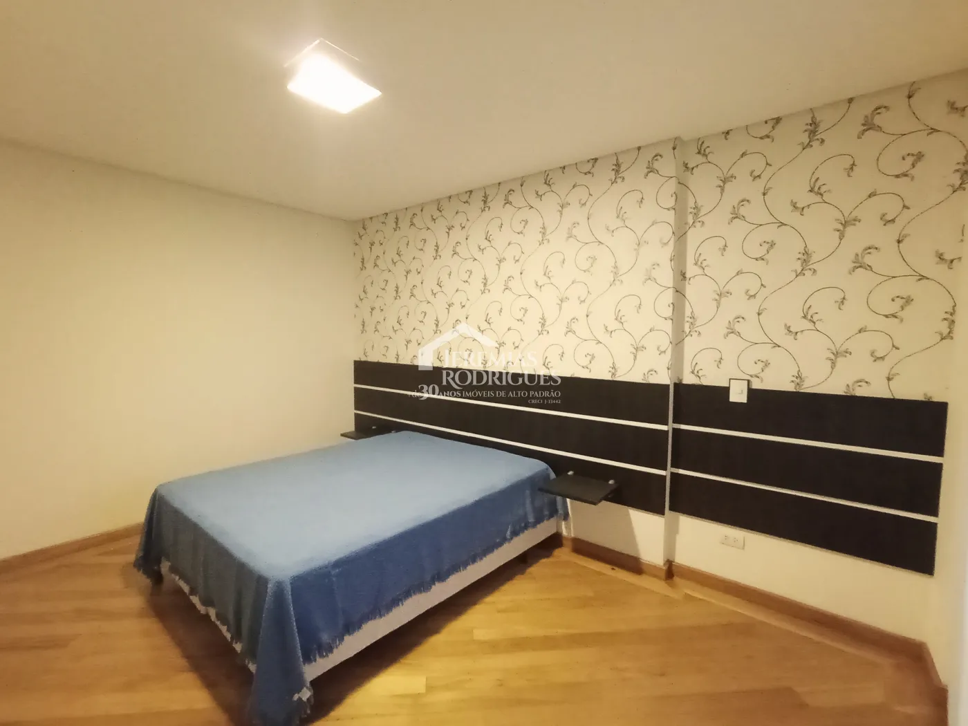 Apartamento duplex à venda com 4 suítes, 401 m² no Condomínio Chateau D Amboise em Campos do Jordão/SP.