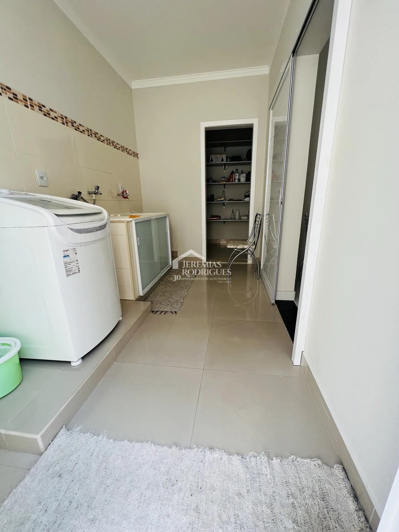 Casa à venda com 3 dormitórios no bairro Lessa em Pindamonhangaba/SP. 