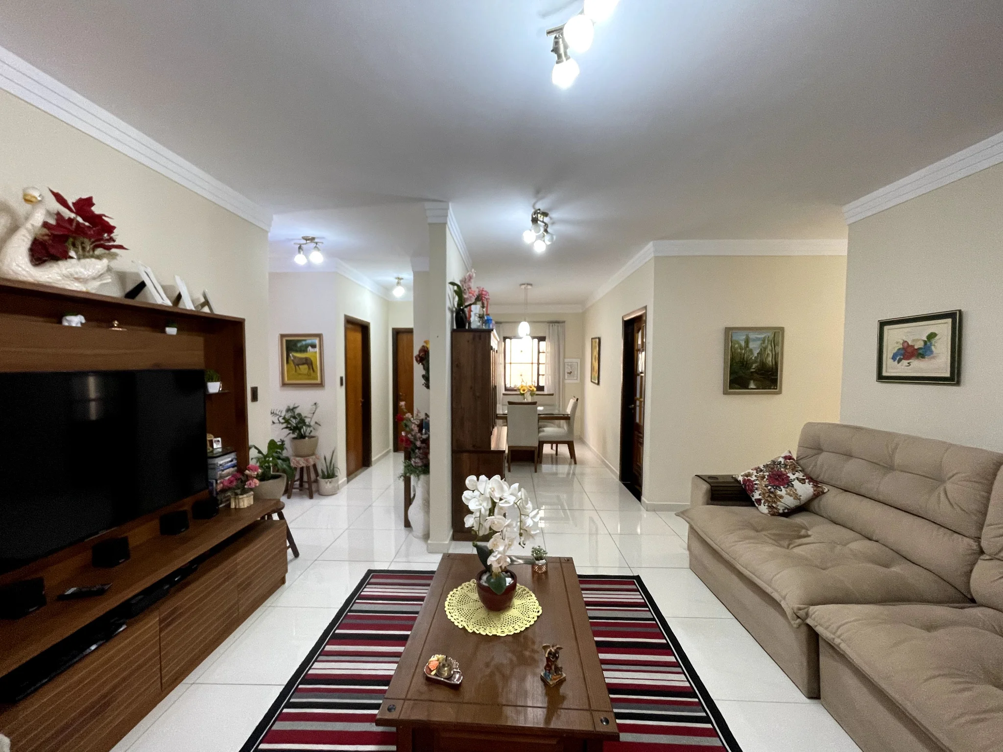 Casa à venda com 5 dormitórios no bairro Esplanada Independência em Taubaté/SP. 