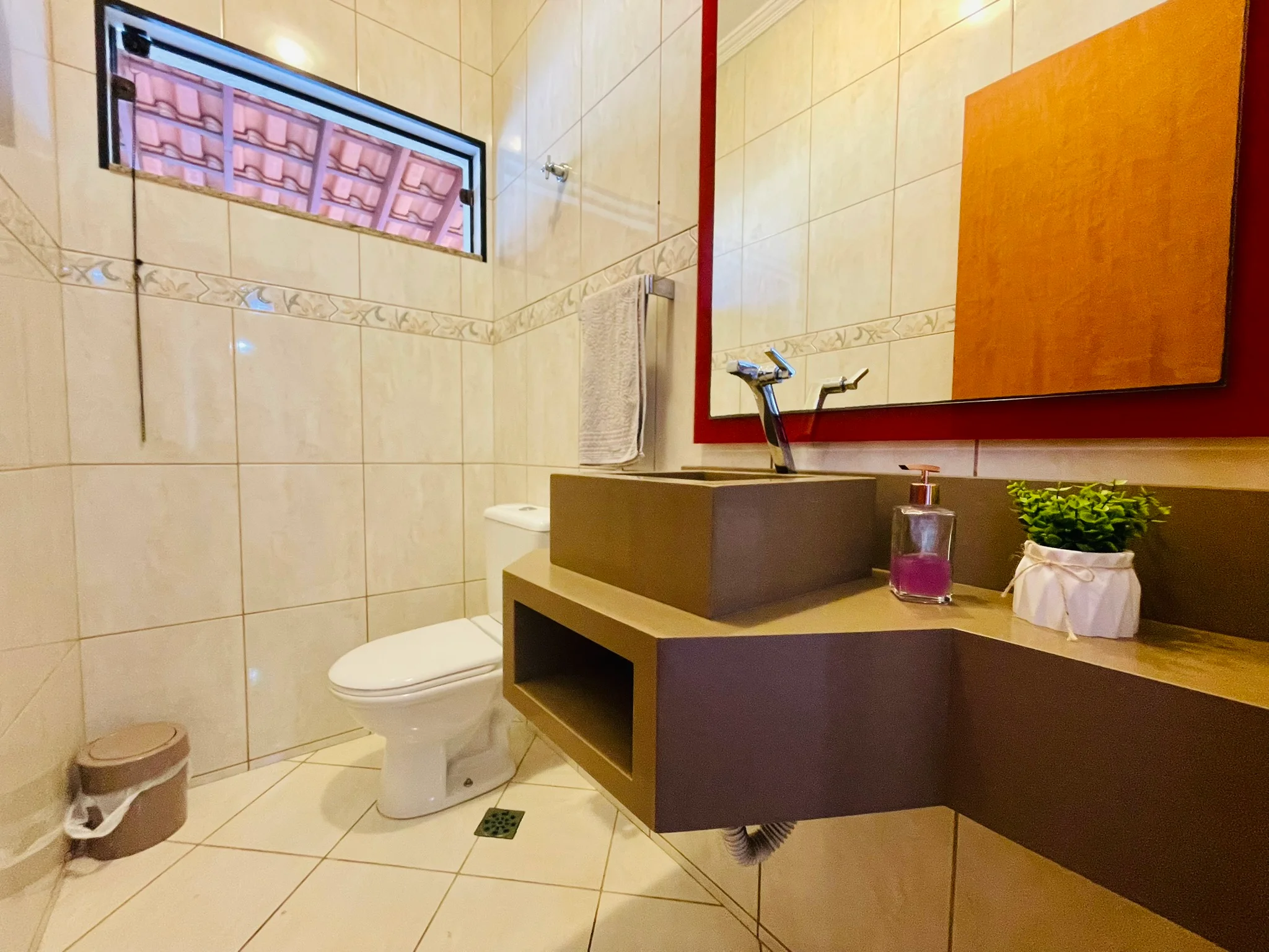 Casa à venda com 4 dormitórios no Condomínio Colonial Village I em Pindamonhangaba/SP. 