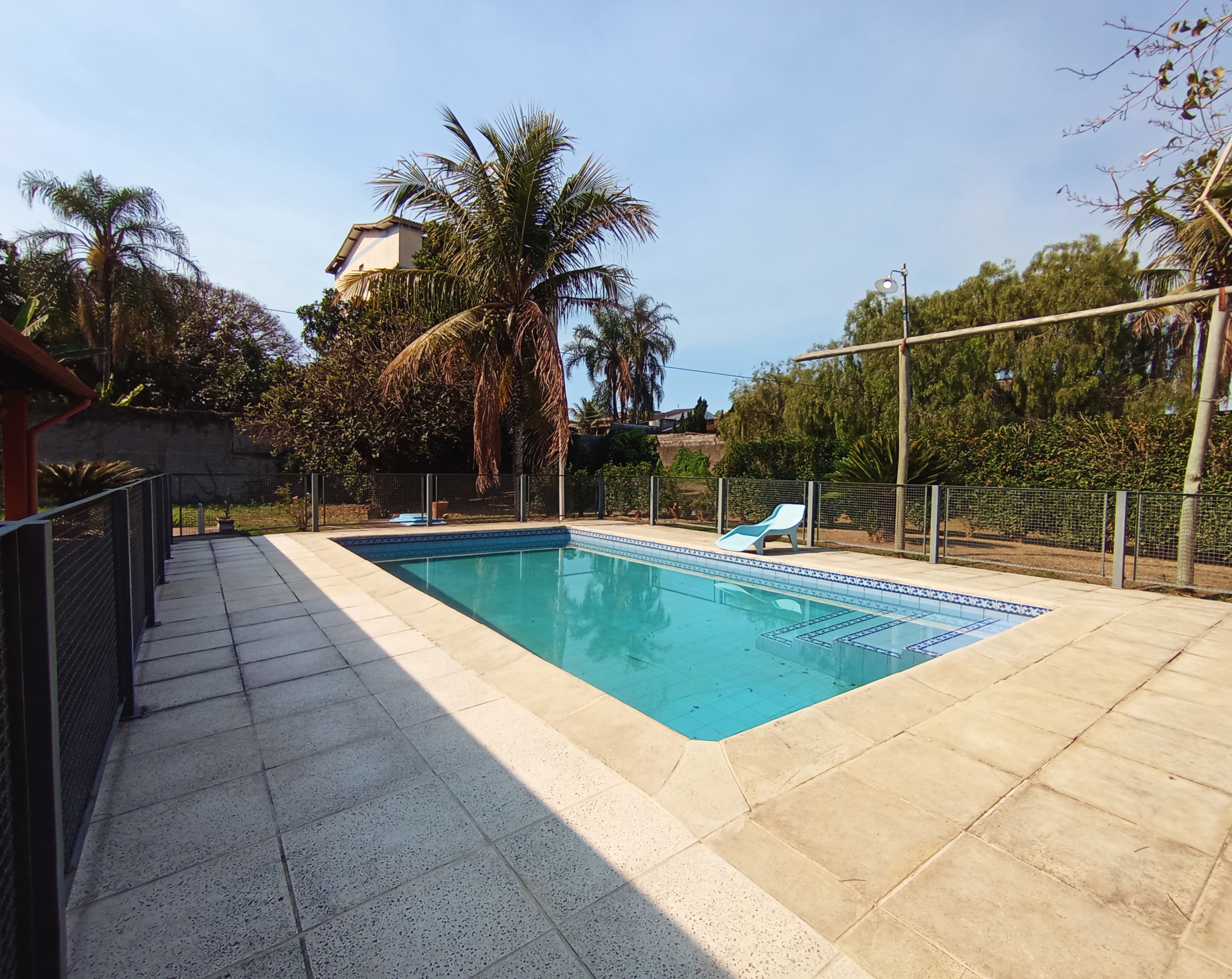 Chácara para venda e locação com 3 dormitórios no bairro Santana em Pindamonhangaba/SP.