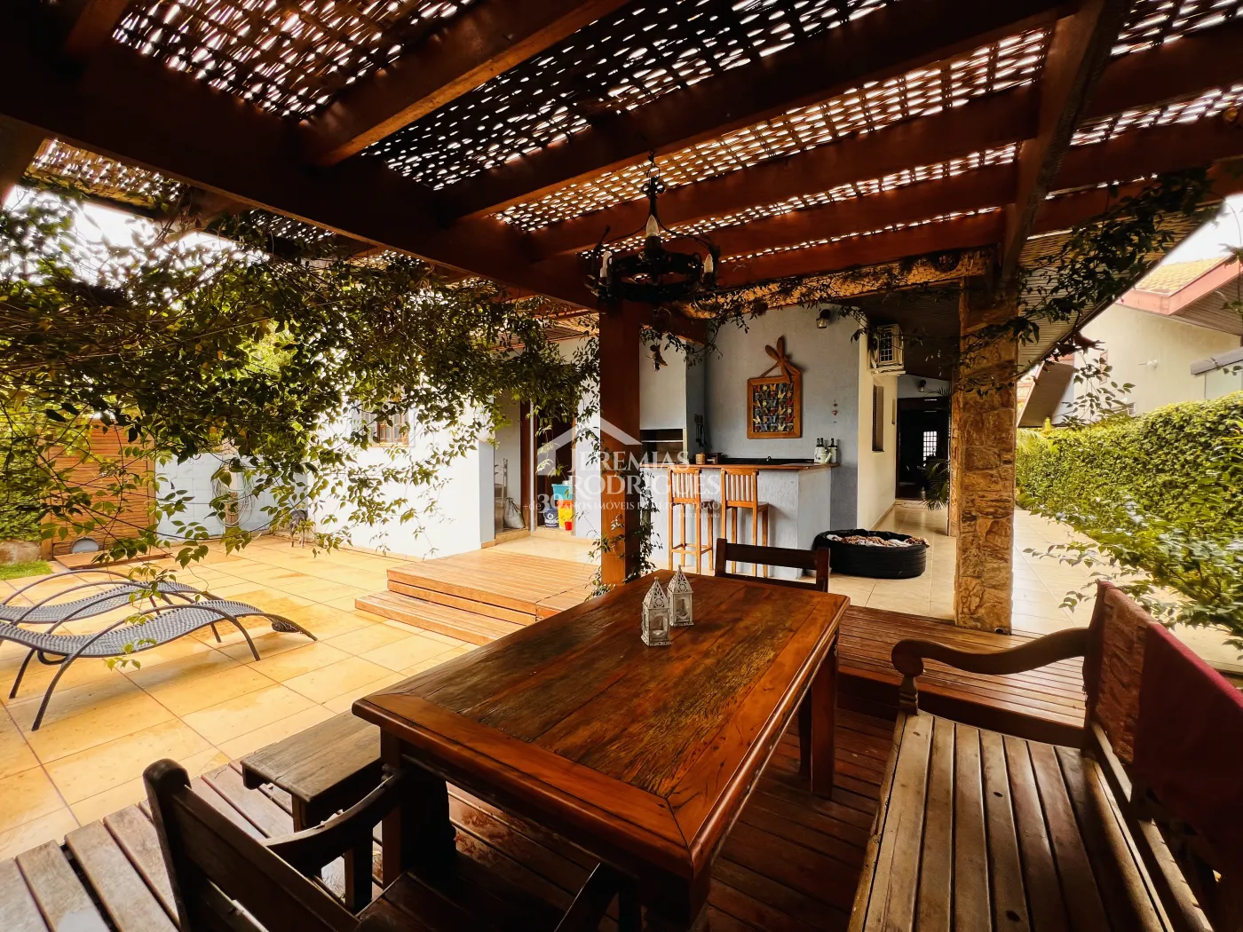 Casa à venda com 3 dormitórios no Condomínio Jardim das Hortênsias em Taubaté/SP.