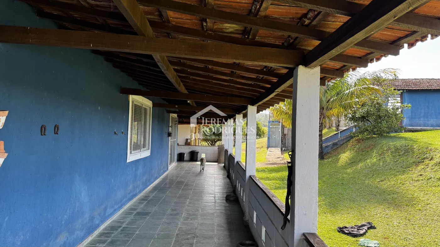Sitio à venda com 5 dormitórios, 3,5 alqueires no bairro Cruz Pequena em Pindamonhangaba/SP