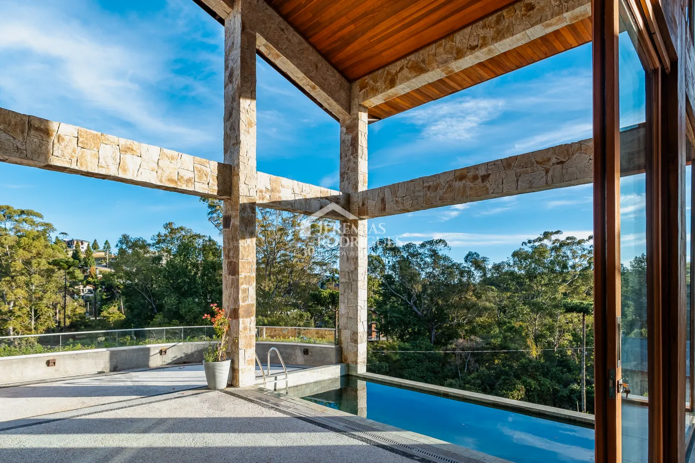 Casa com 4 suítes no condomínio Reserva Figueiredo em Campos do Jordão/SP
