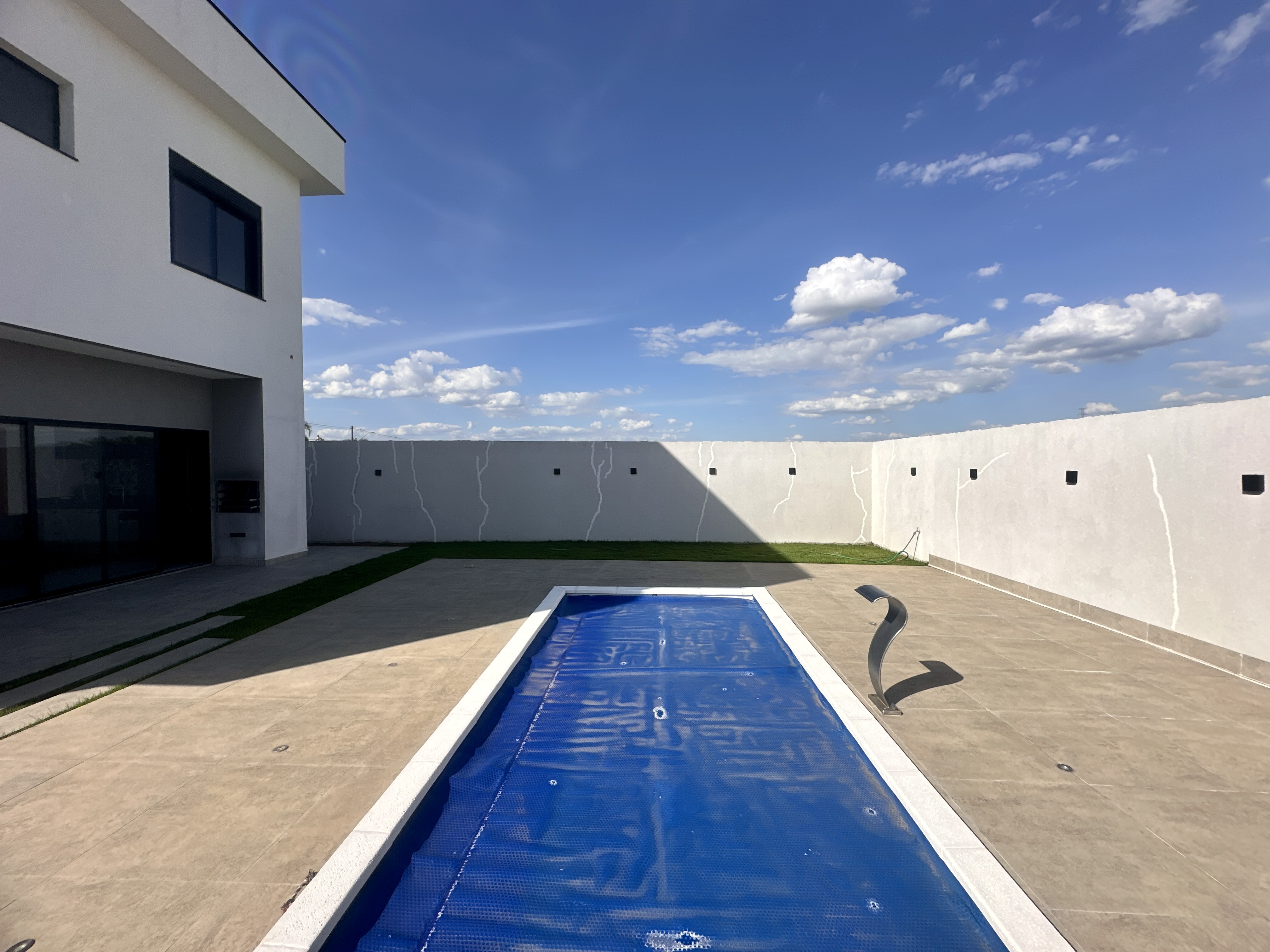 Casa à venda com 4 dormitórios no Condomínio Bella Vitta em Caçapava/SP.