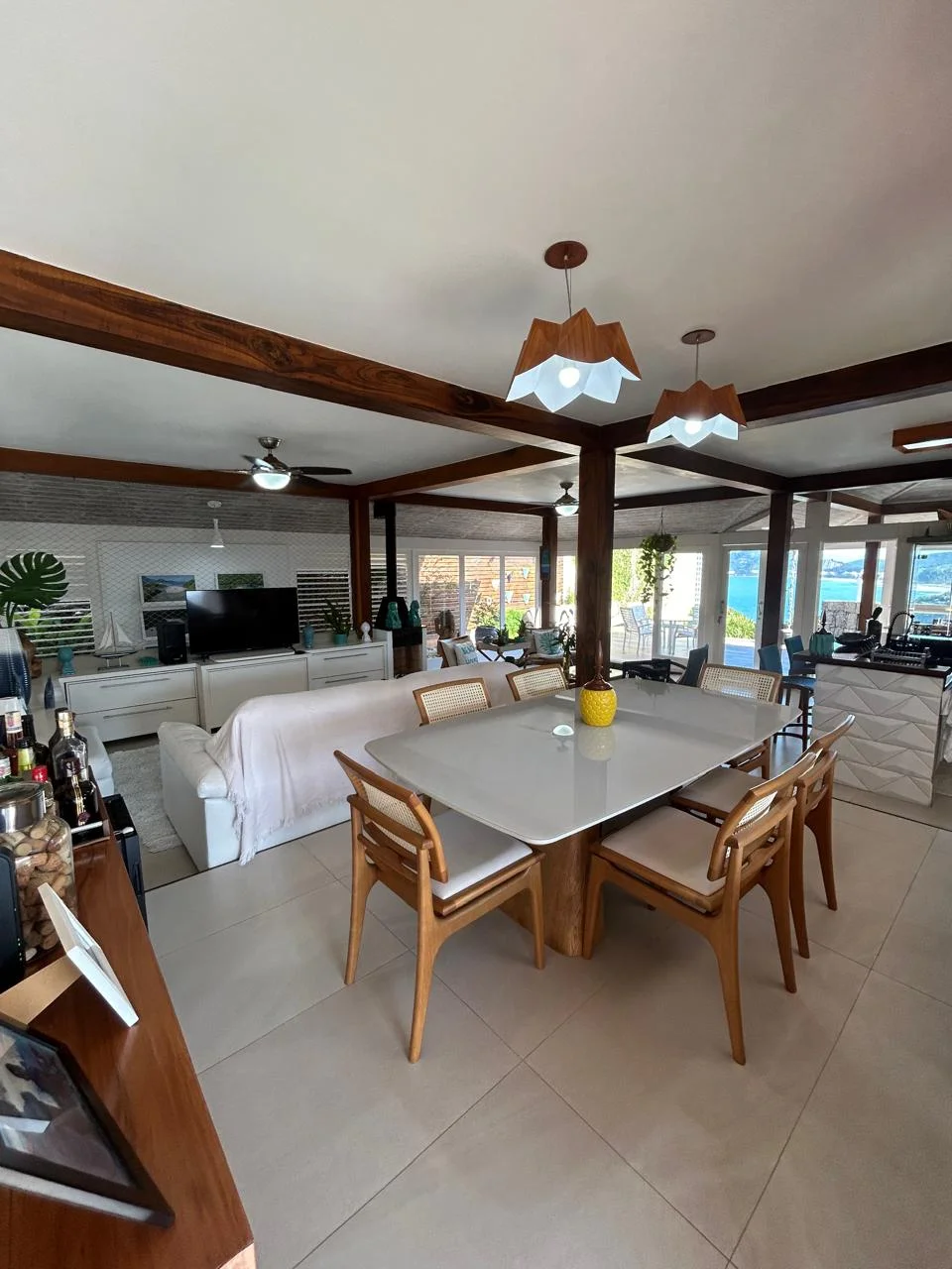 Casa á venda com 4 dormitórios no Condomínio Alto da Praia Vermelha em Ubatuba/SP.