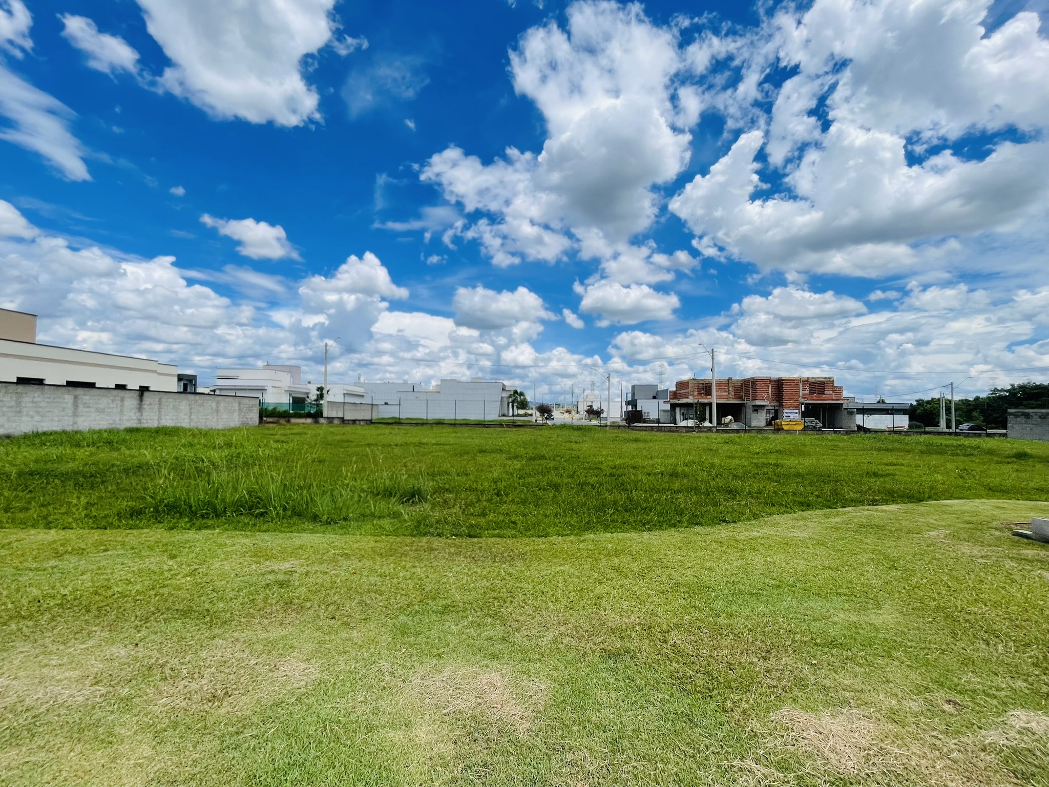 Terreno à venda com 420 m² no Condomínio Reserva Bonsucesso em Pindamonhangaba/SP. 