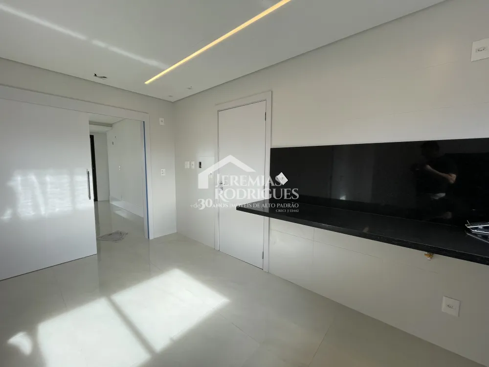 Apartamento com 3 suítes, 211 m² no Edifício Europa em Taubaté/SP
