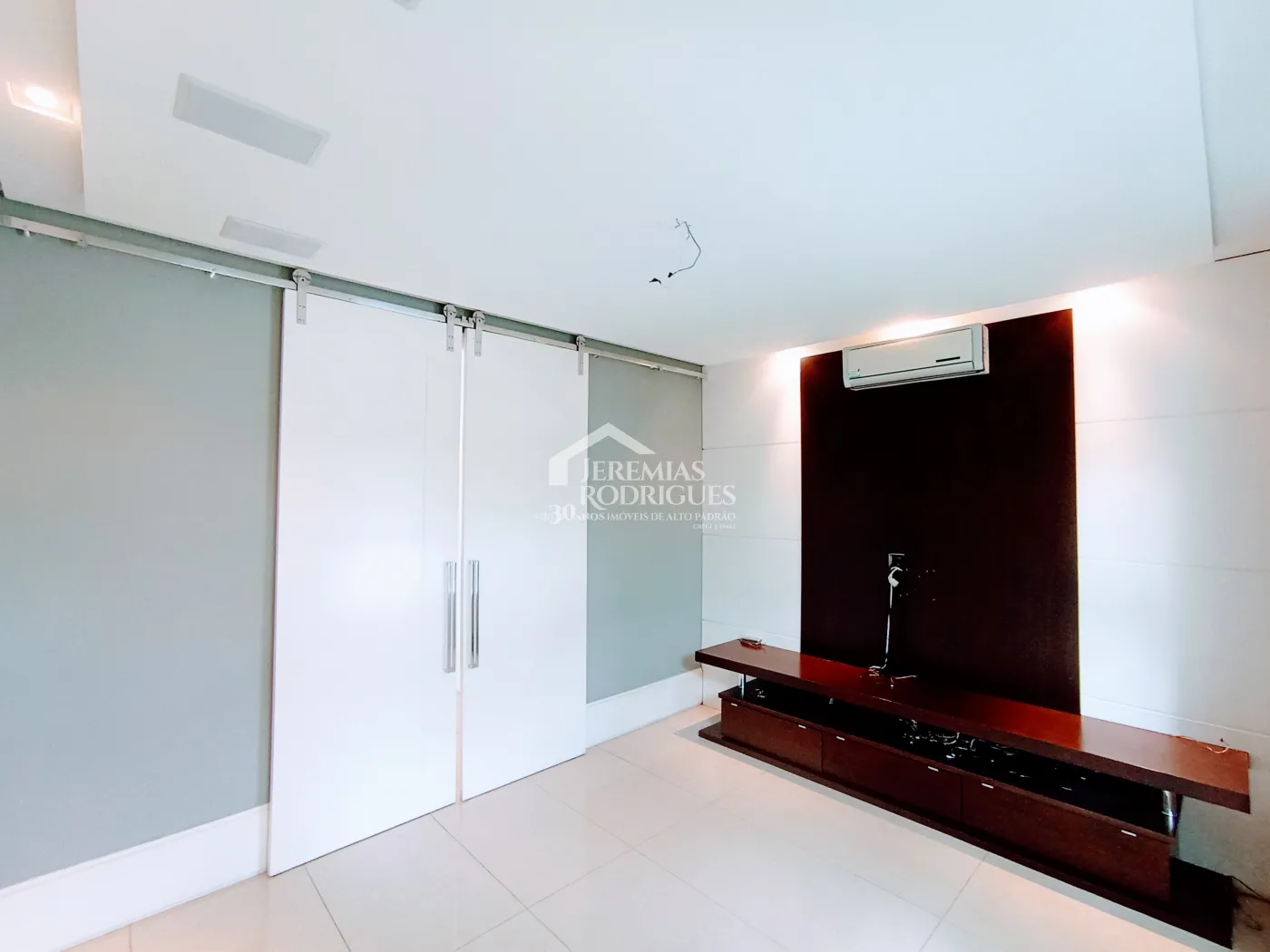 Casa para venda e locação com 4 suítes no Condomínio Taubaté Village em Taubaté/SP.