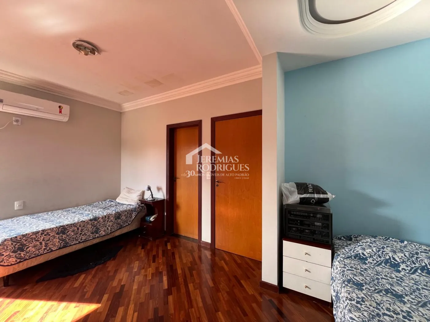 Casa à venda com 4 suítes no Condomínio Taubaté Village em Taubaté/SP.