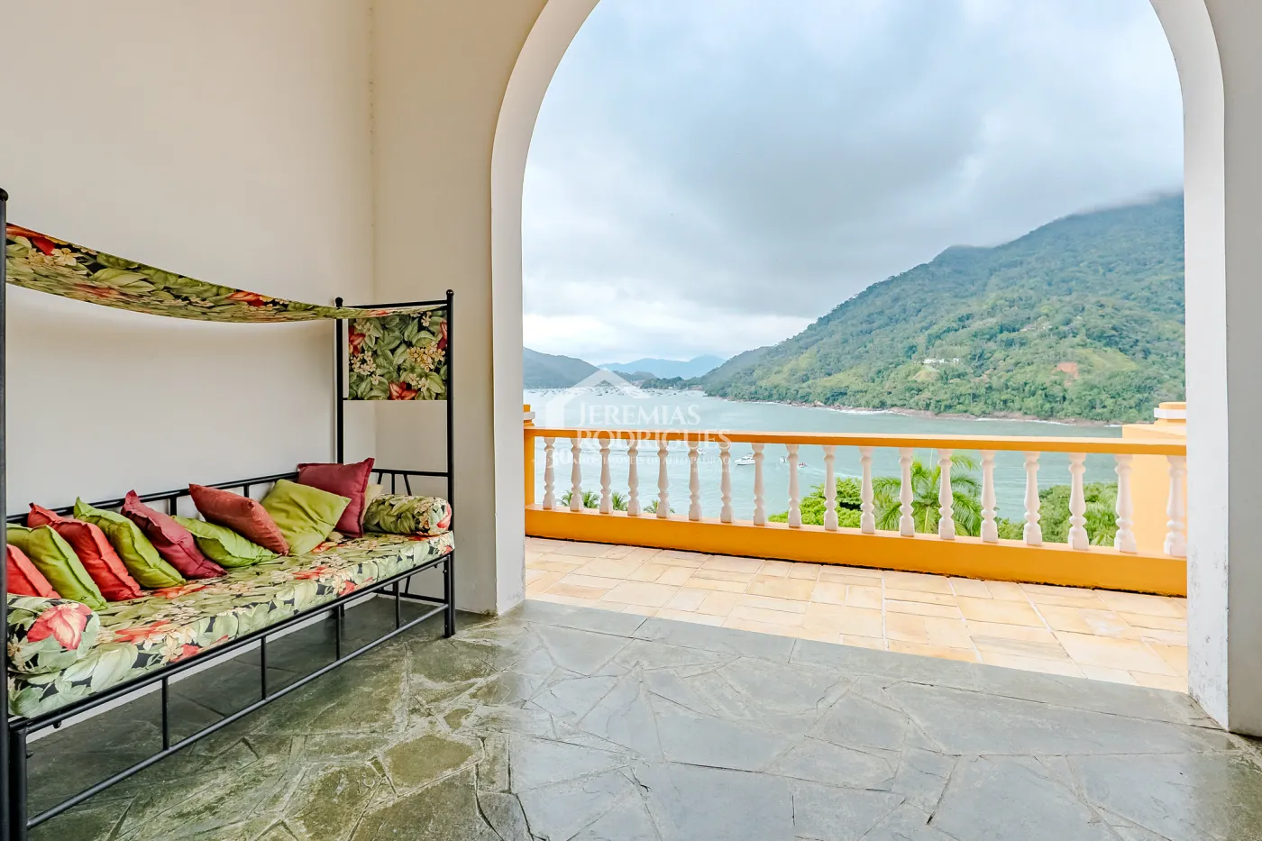 Mansão à venda com 7suítes no Condomínio Santa Rita em Ubatuba/SP.