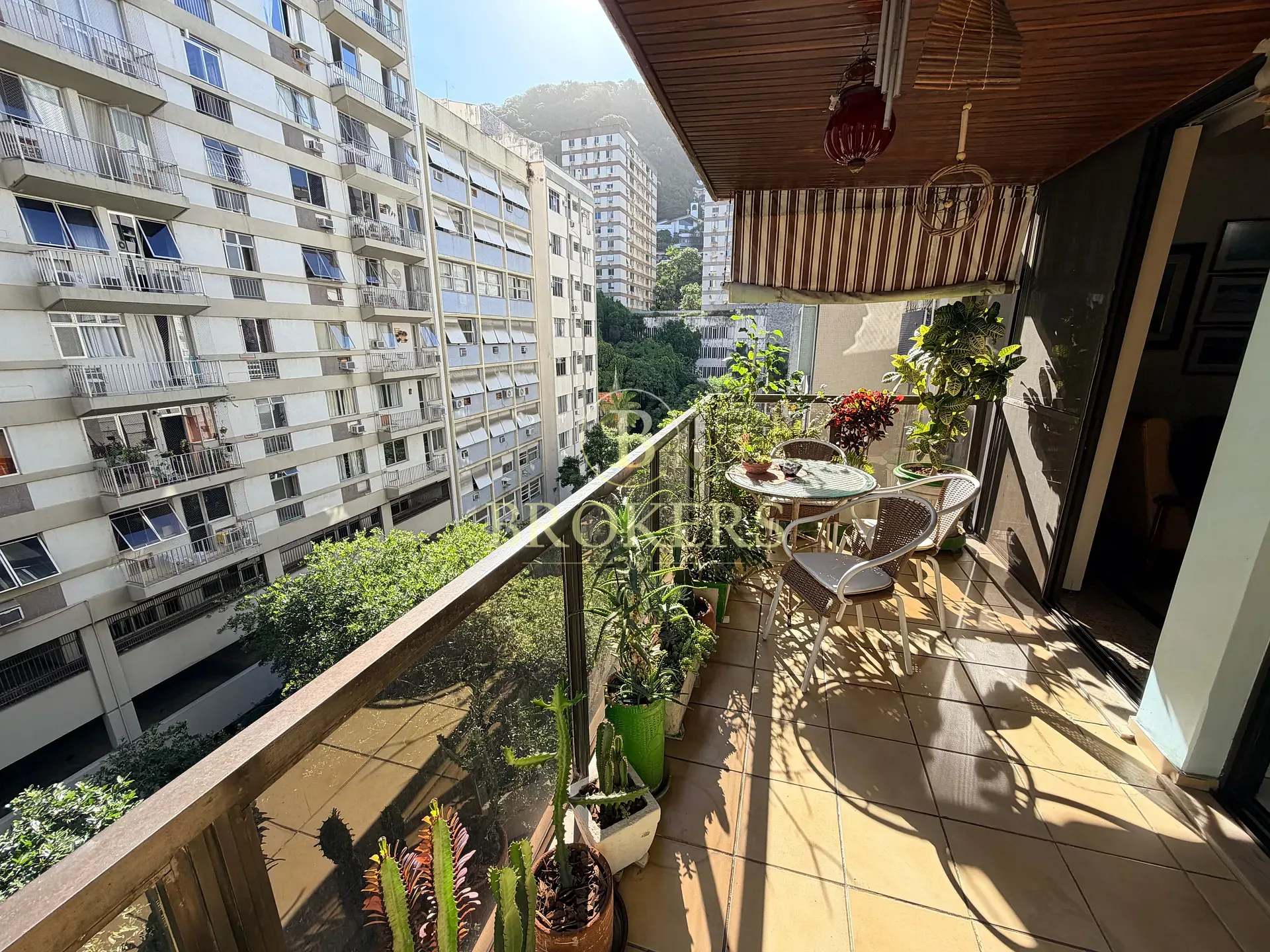 Apartamento modernizado à venda  junto ao Bairro Peixoto, Copacabana! Espaçoso 162m², Varandão, 3 q