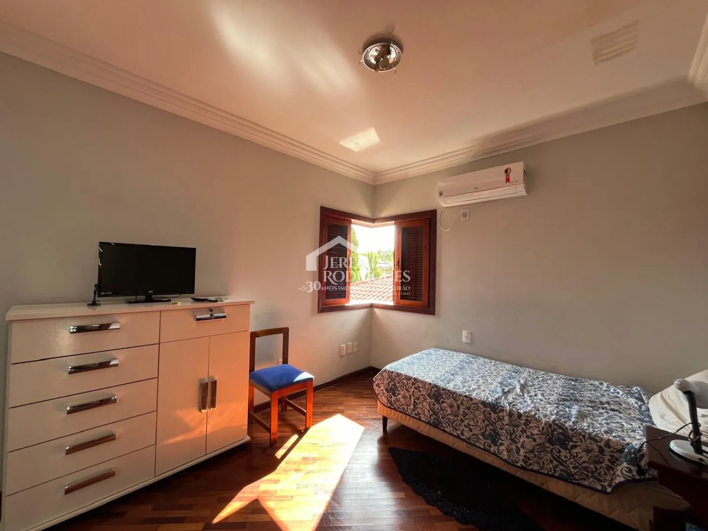 Casa à venda com 4 suítes no Condomínio Taubaté Village em Taubaté/SP.