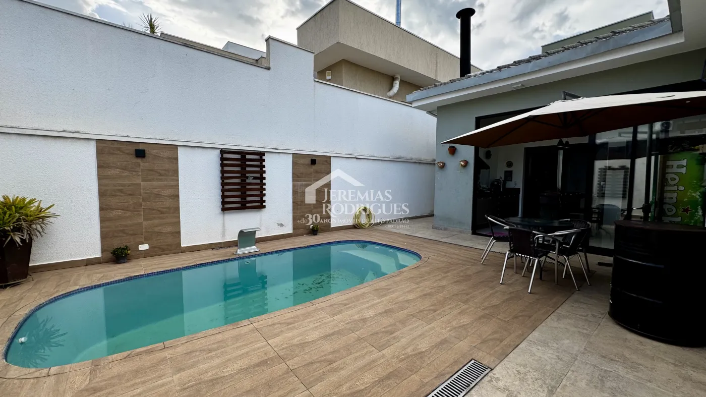 Casa à venda com 3 suítes no Condomínio Reserva dos Lagos em Pindamonhangaba/SP.