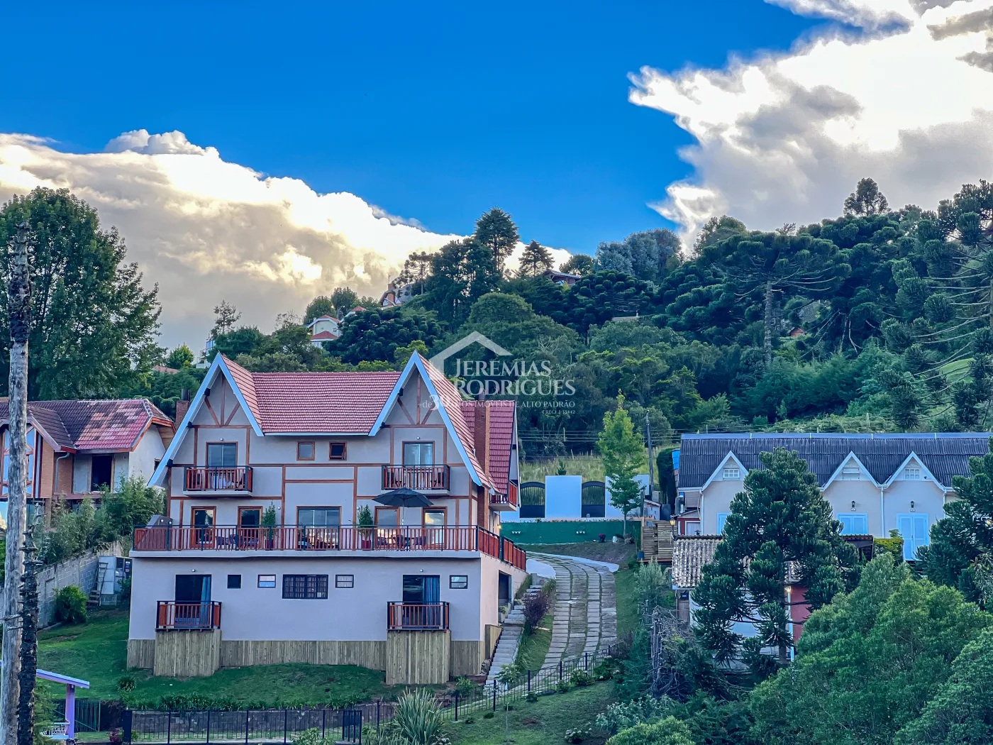 Pousada com 10 suítes, 518 m² - Recanto das Araucárias - Campos do Jordão/SP.