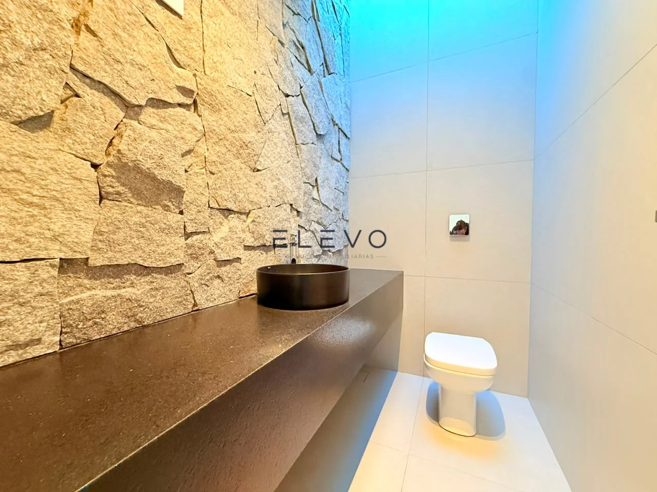 Casa Térrea à Venda no Condomínio Ouro Verde | 3 Suítes, Piscina e 237 m² em Sarandi-PR