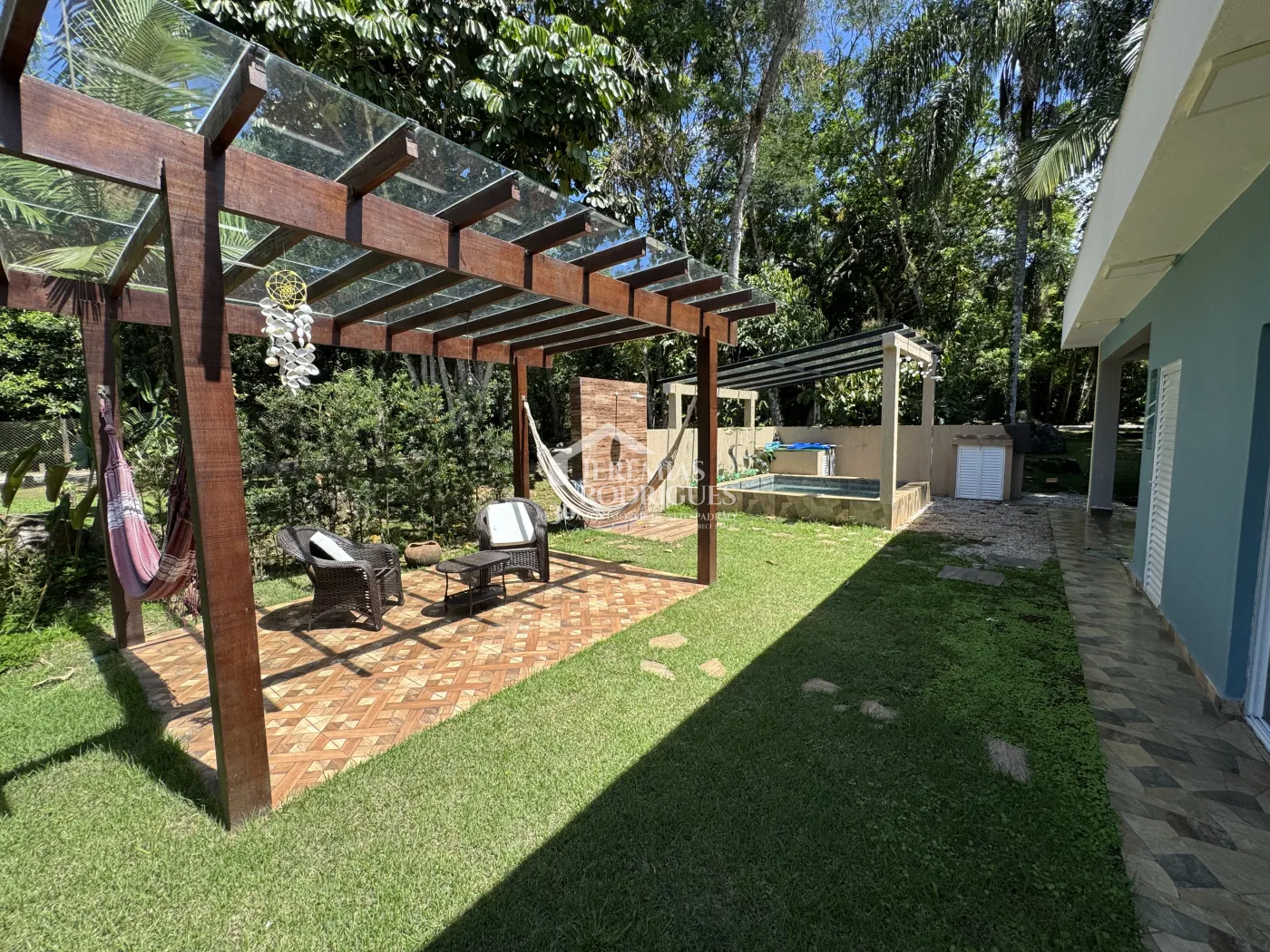 Casa à venda com 3 suítes no Condomínio Capitanias em Ubatuba/SP.