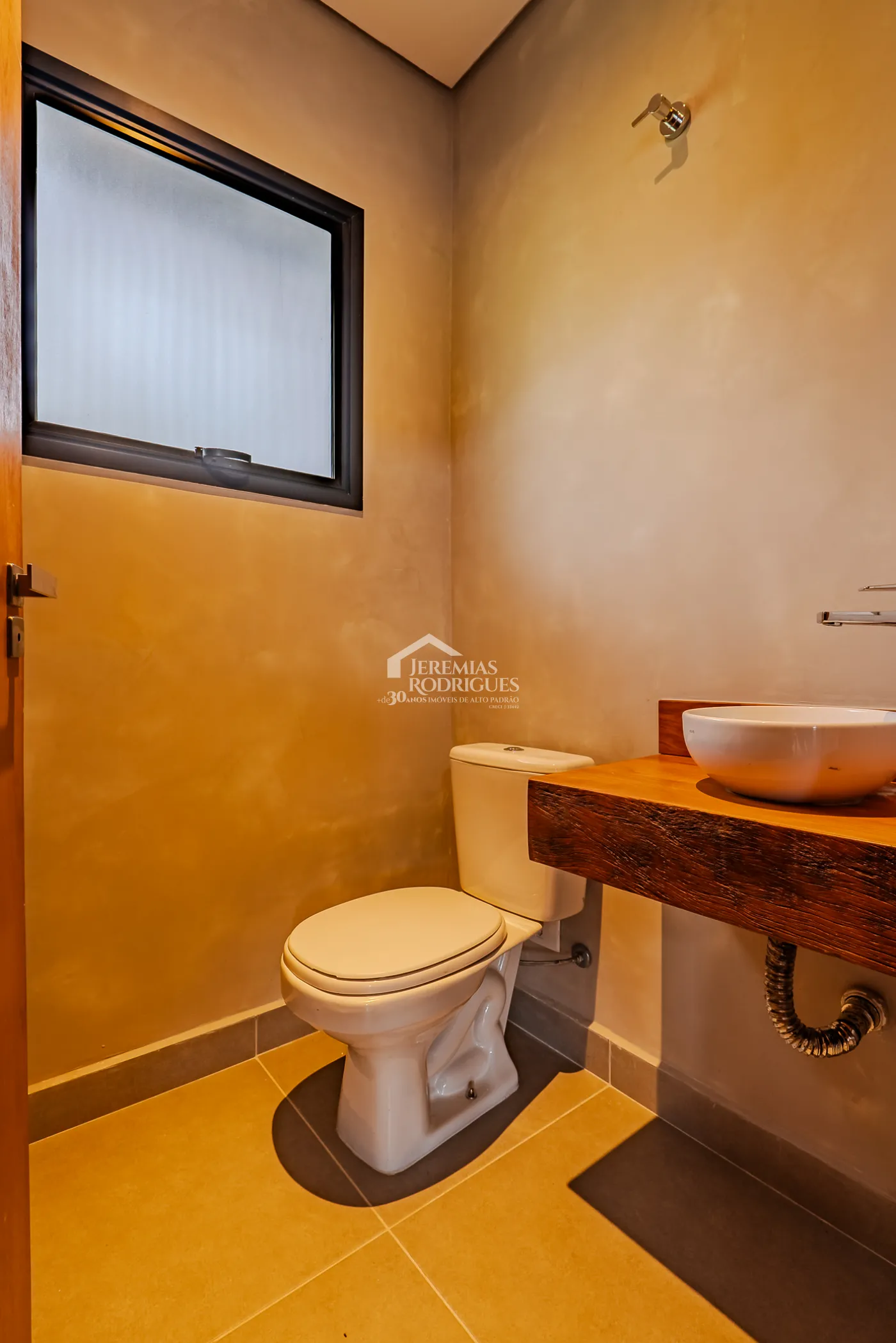 Casa à venda térrea com 2 suítes no Condomínio Parque da Mantiqueira em Santo Antônio do Pinhal/SP.