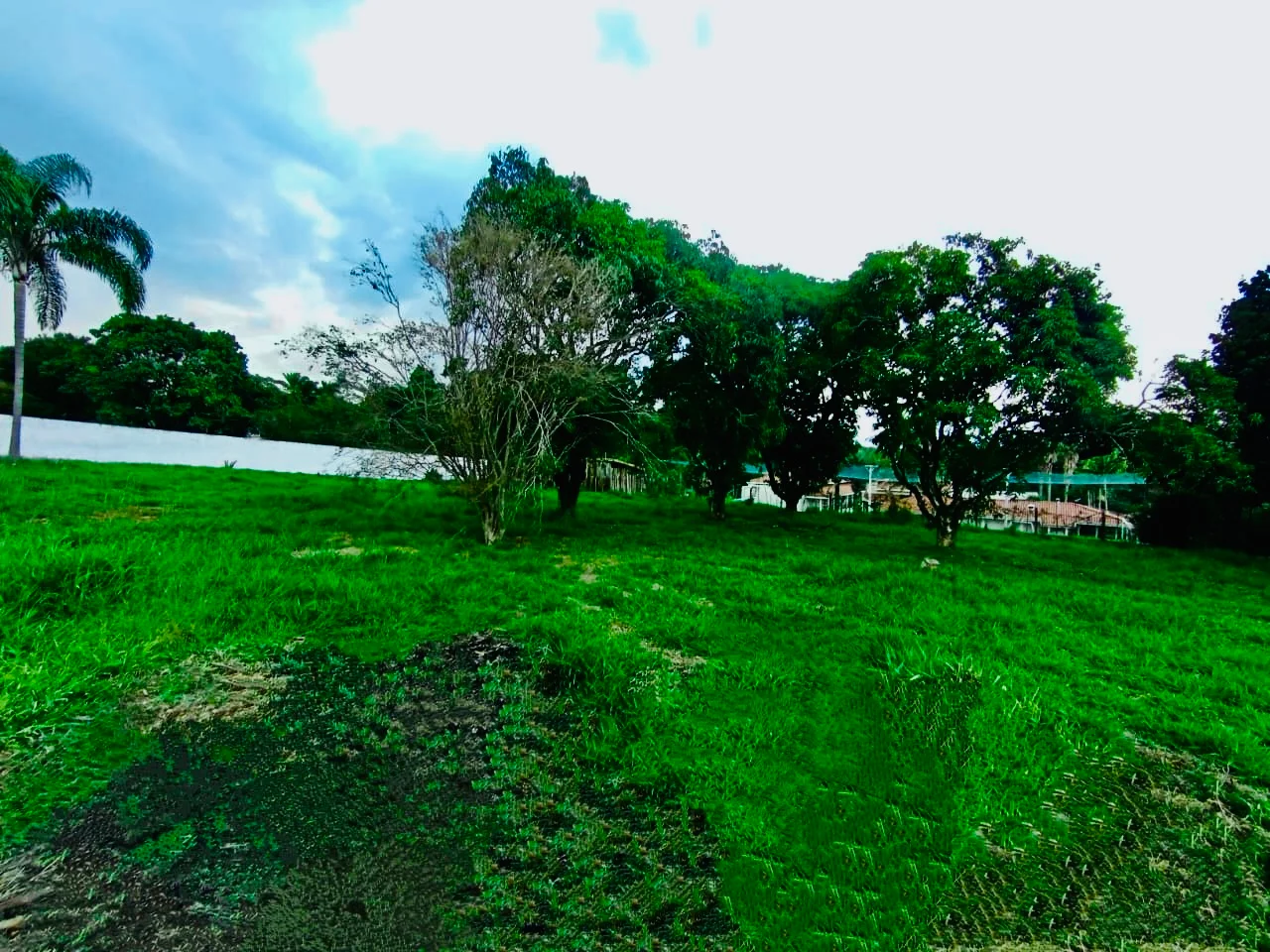 Terreno à venda com 2.500 m² no Condomínio Chácaras Cataguá em Taubaté/SP. 