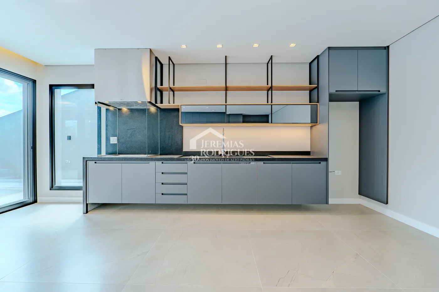 Casa à venda com 4 suítes no Condomínio Residencial Alphaville II em São José dos Campos/SP.