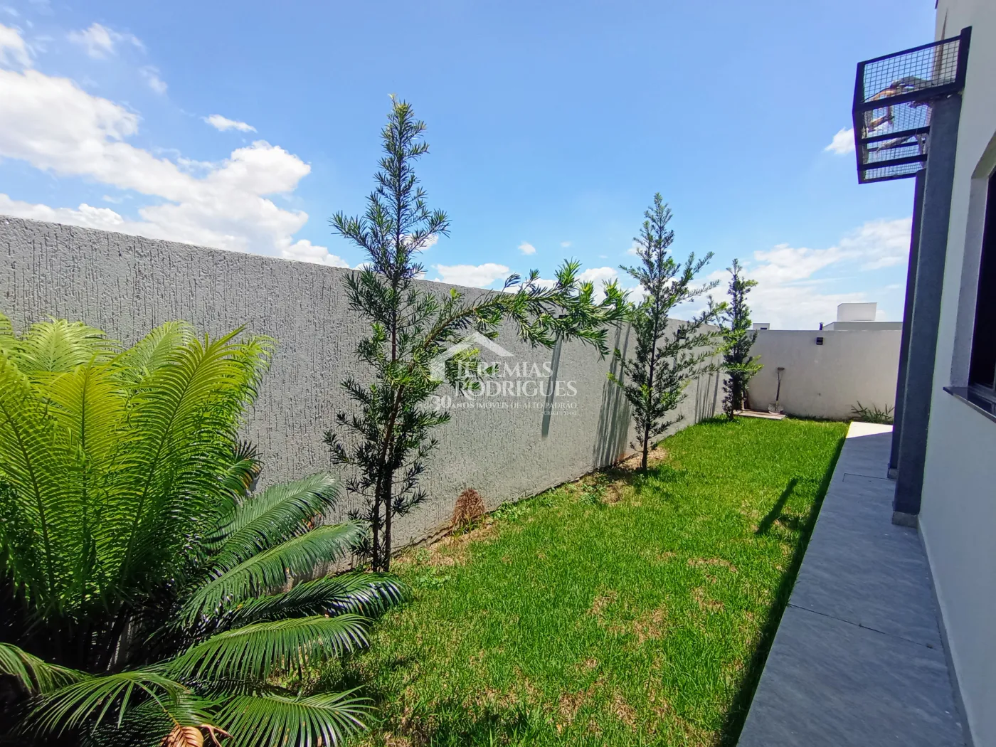 Casa assobradada à venda com 3 suítes no Condomínio Cyrela Landscape em Taubaté/SP.