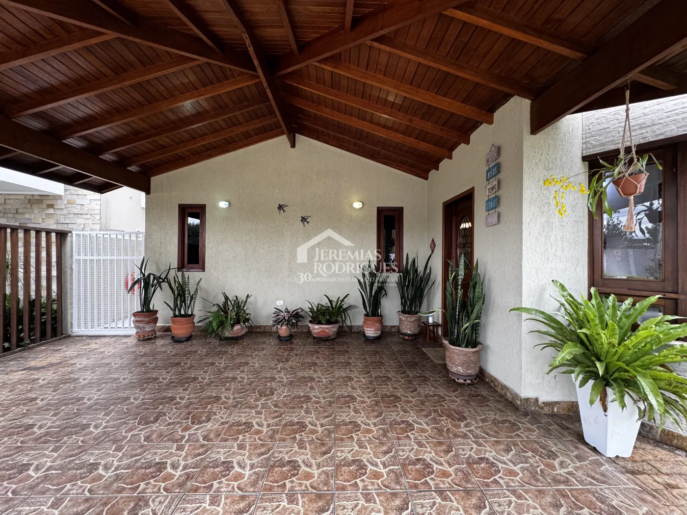 Casa assobradada à venda com 4 dormitórios no Condomínio Jardim das Hortênsias em Taubaté/SP.