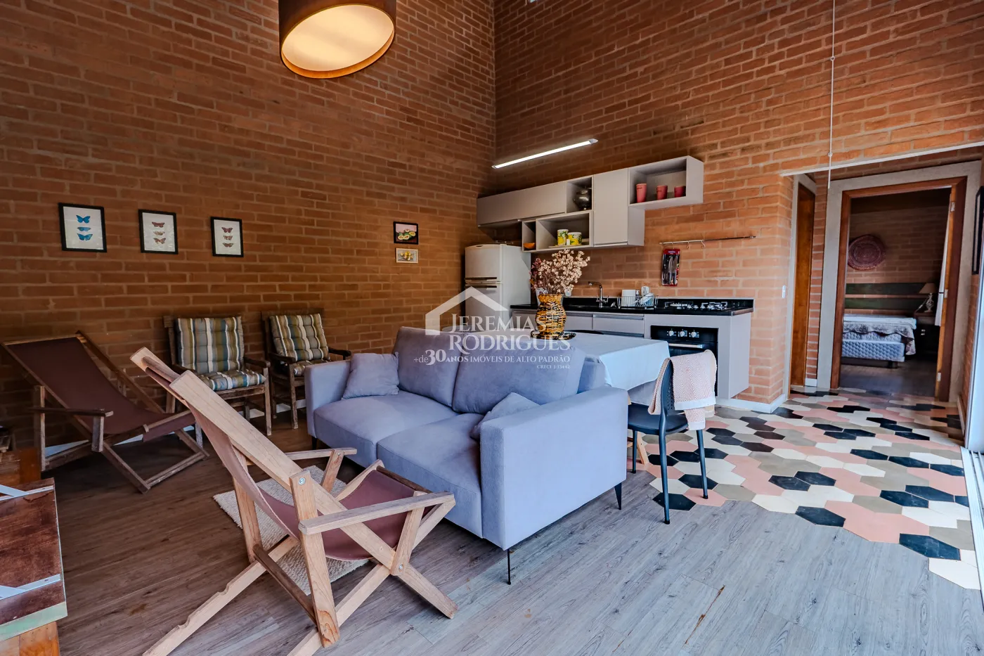 Casa assobradada à venda com 3 dormitórios no Condomínio Parque da Mantiqueira em Santo Antônio do Pinhal/SP.