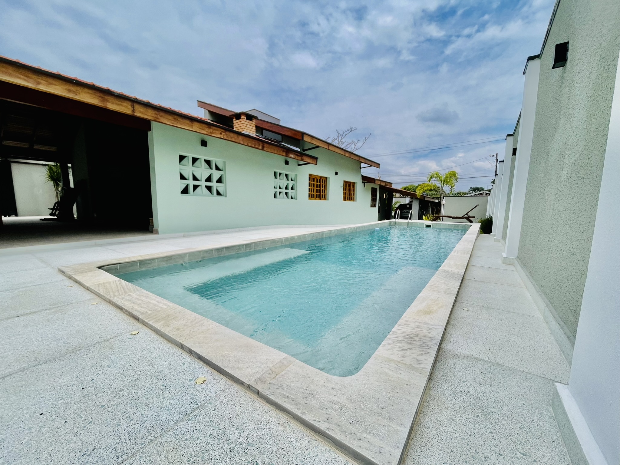 Casa à venda com 3 dormitórios no Condomínio Portal dos Ipês em Taubaté/SP.