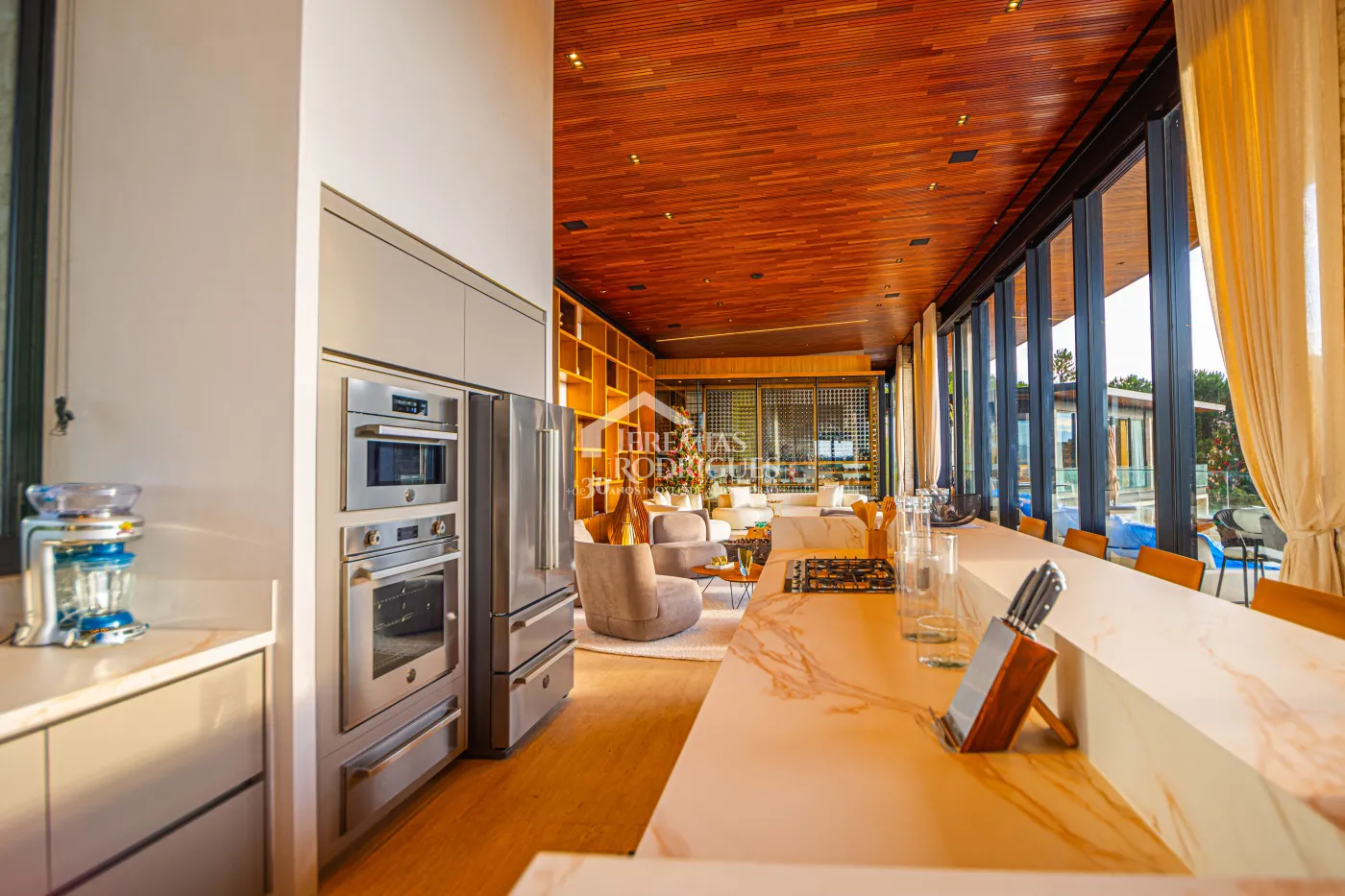 Mansão à venda com 11 suítes no Condomínio Gran Ville em Campos do Jordão/SP.