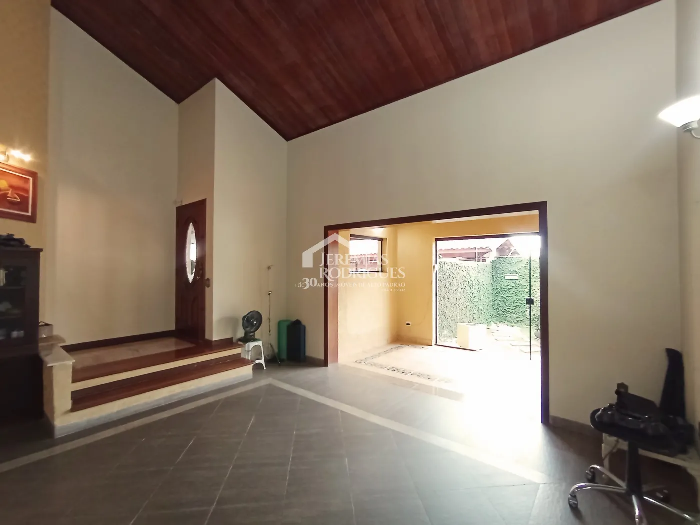 Casa para venda e locação com 3 suítes no bairro Parque das Flores em Taubaté/SP.