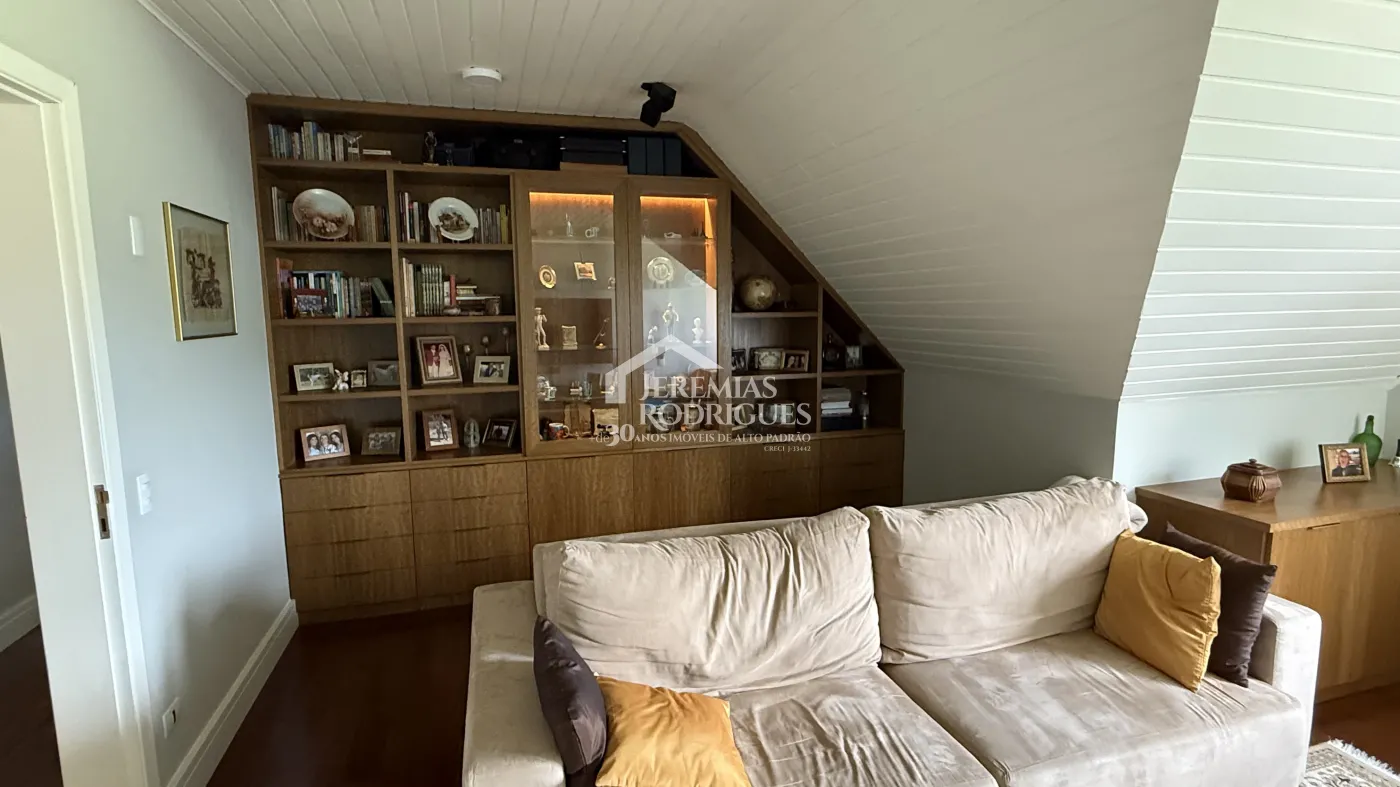 Casa à venda com 4 suítes no Condomínio Jardim Monte Belo em Campos do Jordão/SP.