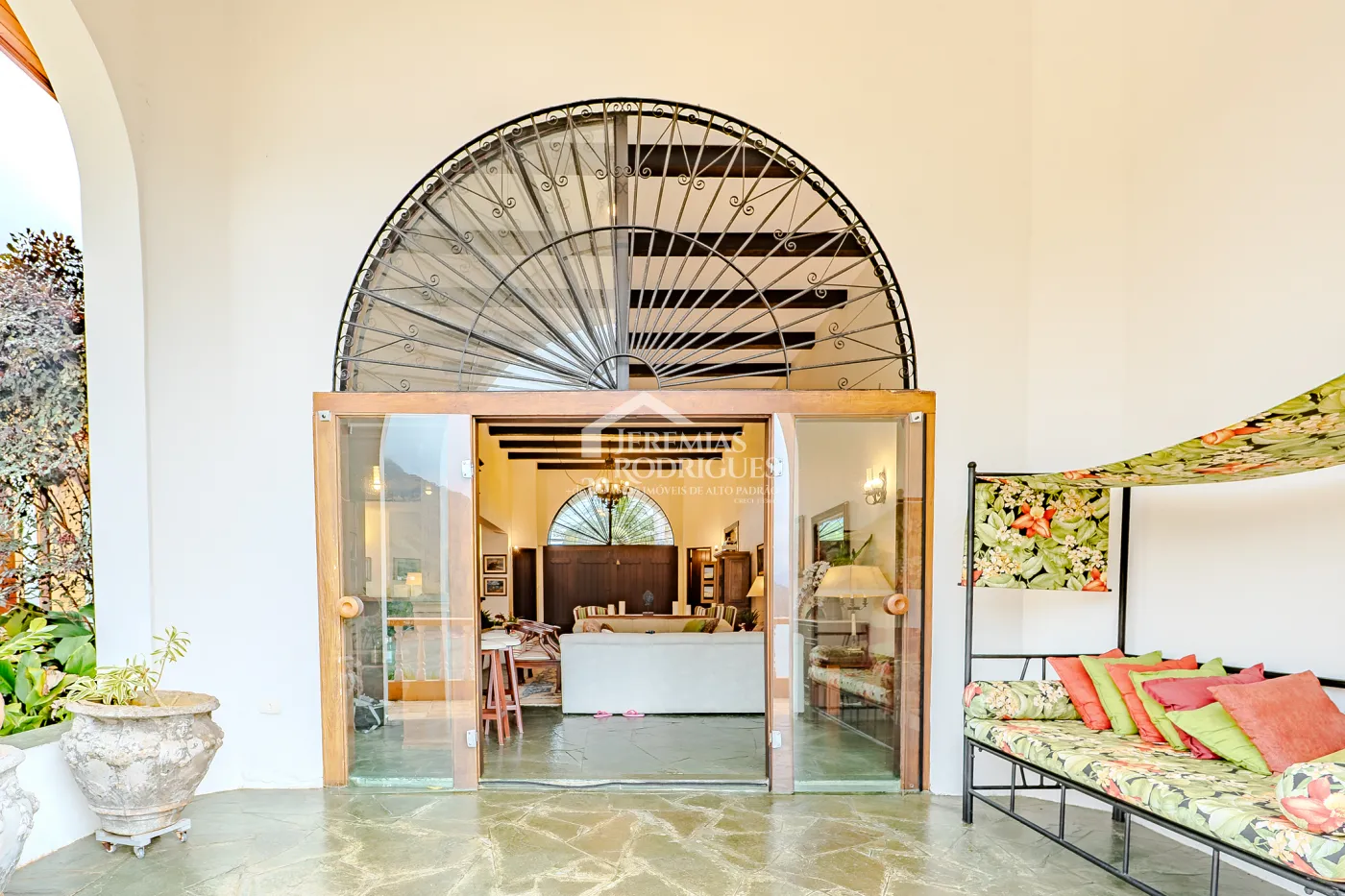 Mansão à venda com 7suítes no Condomínio Santa Rita em Ubatuba/SP.