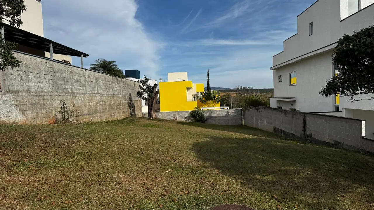 Terreno à venda com 400 m² no Condomínio Reserva dos Lagos em Pindamonhangaba/SP. 