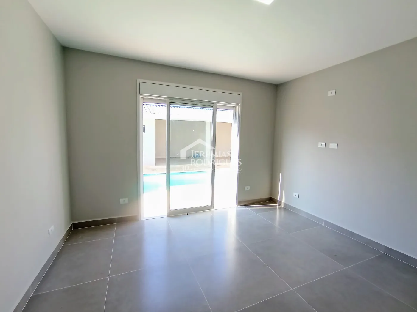 Casa à venda com 3 dormitórios no Condomínio Taubaté Village em Taubaté/SP.