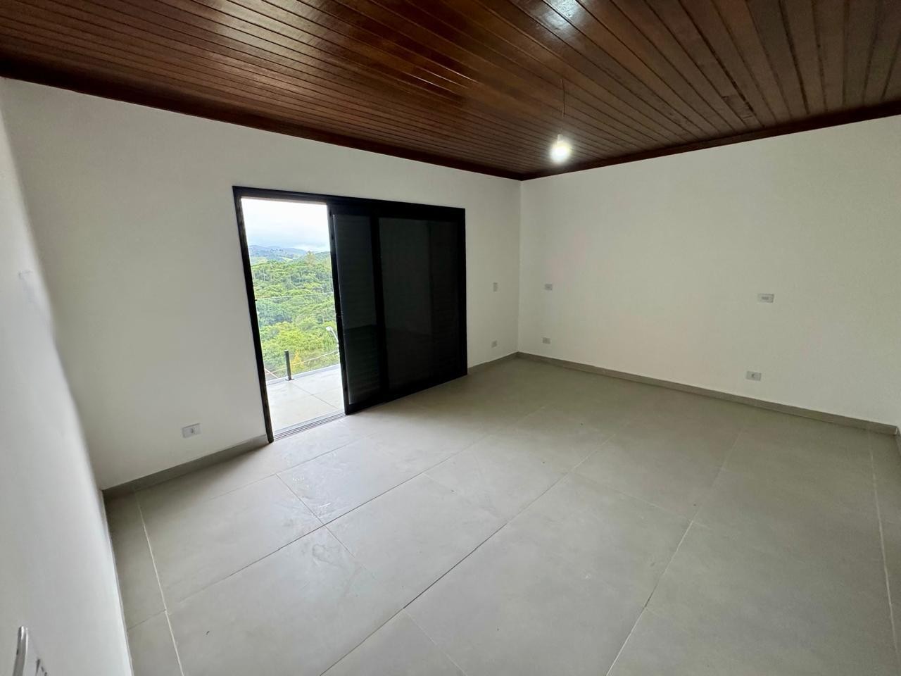 Casa à venda com 3 suítes no Condomínio Parque da Mantiqueira em Santo Antônio do Pinhal/SP.